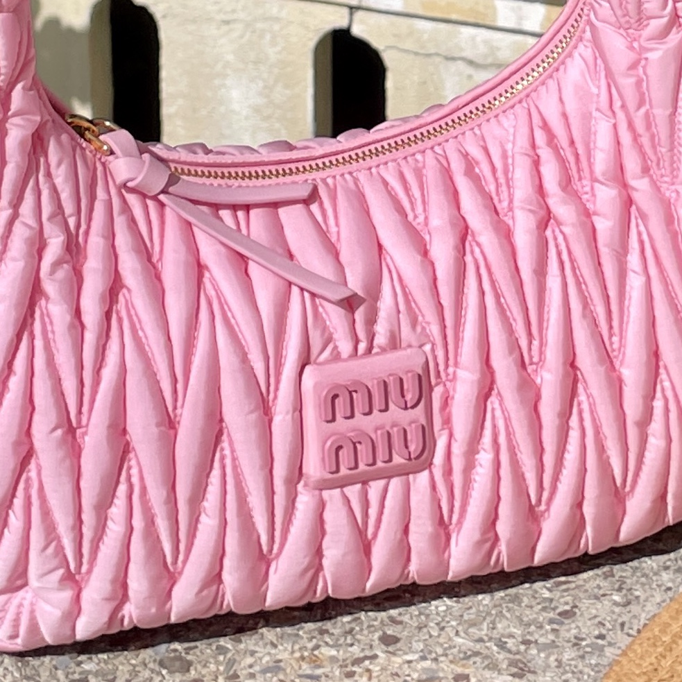 Miu Miu Wander Matelasse Regenerated Nylon Hobo Bag Pink 착용 스타일