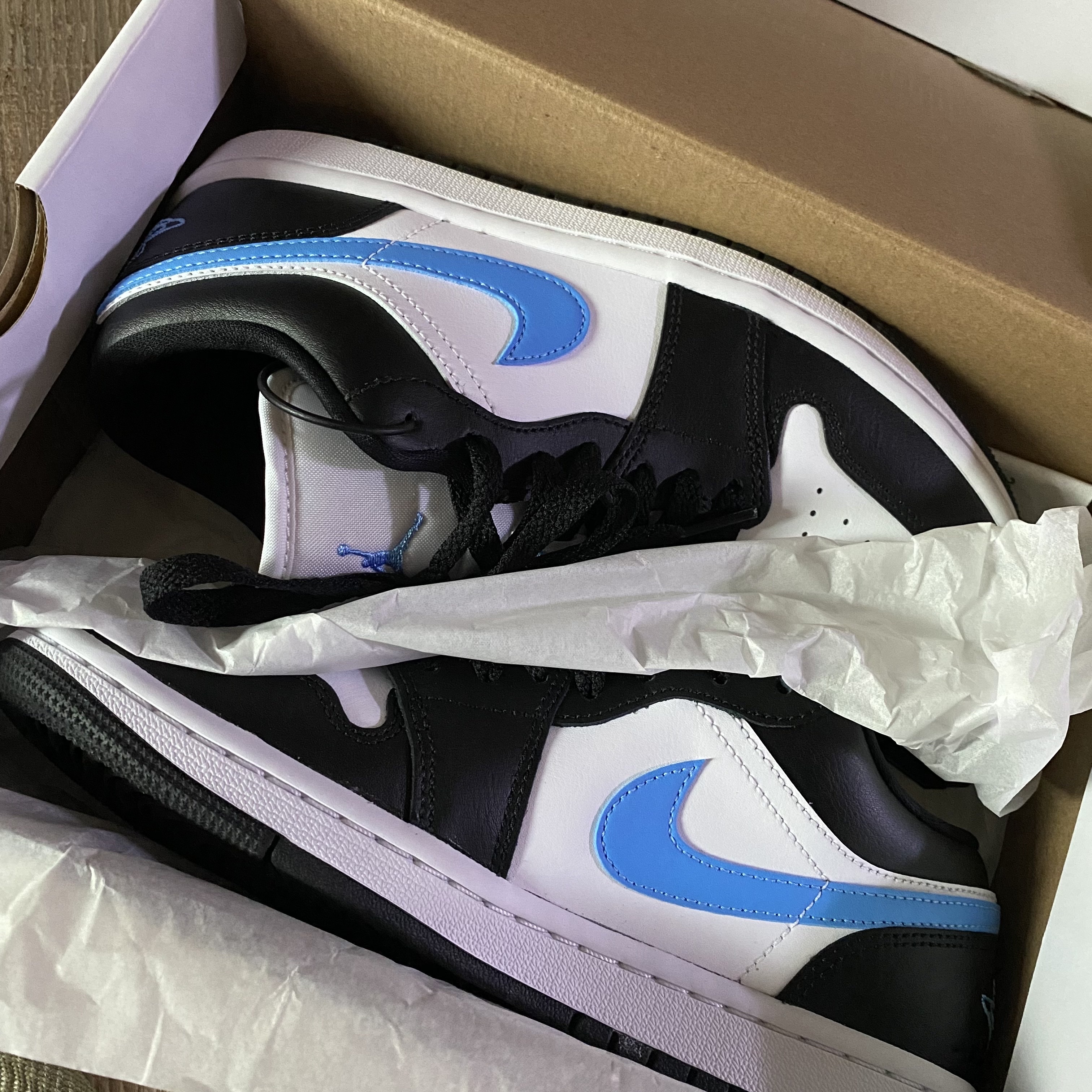 (W) Jordan 1 Low Black University Blue 착용 스타일 - 1
