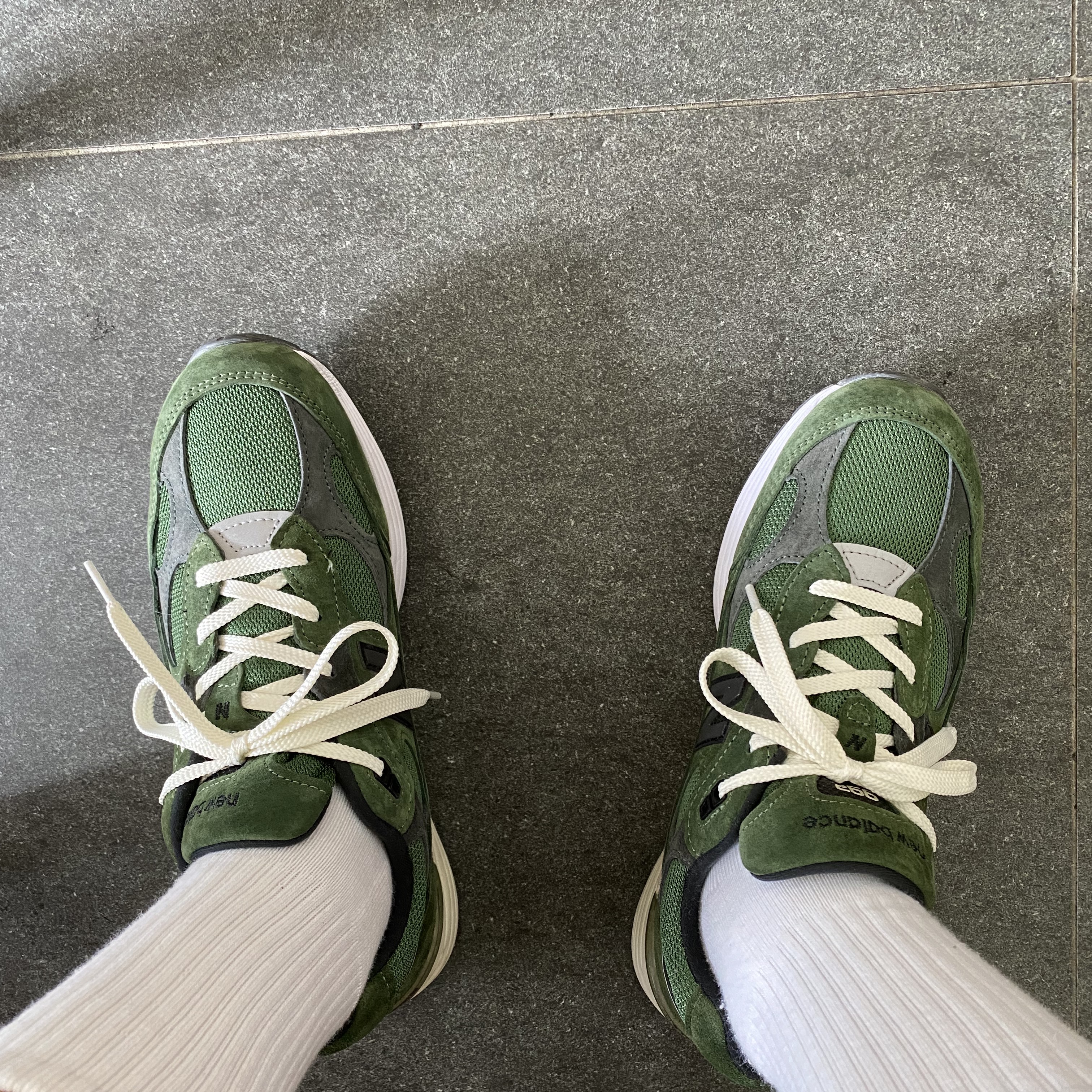 New Balance x JJJJound 992 Made in USA Mossy Green 착용 스타일