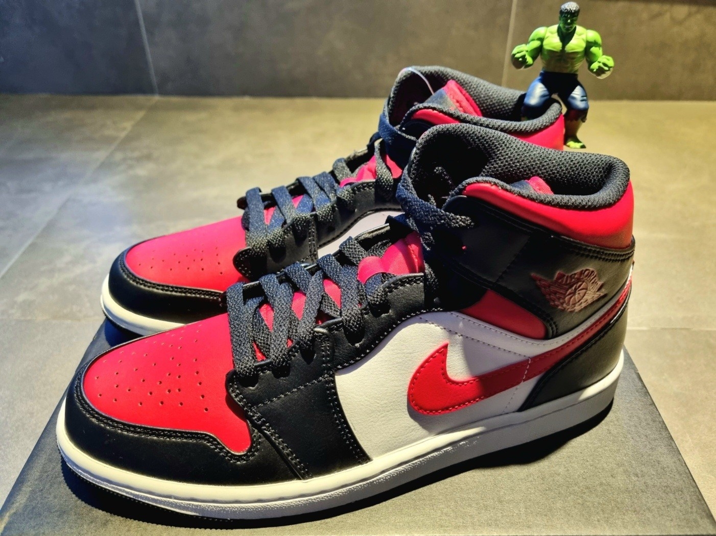 Jordan 1 Mid Black Fire Red 착용 스타일 - 2