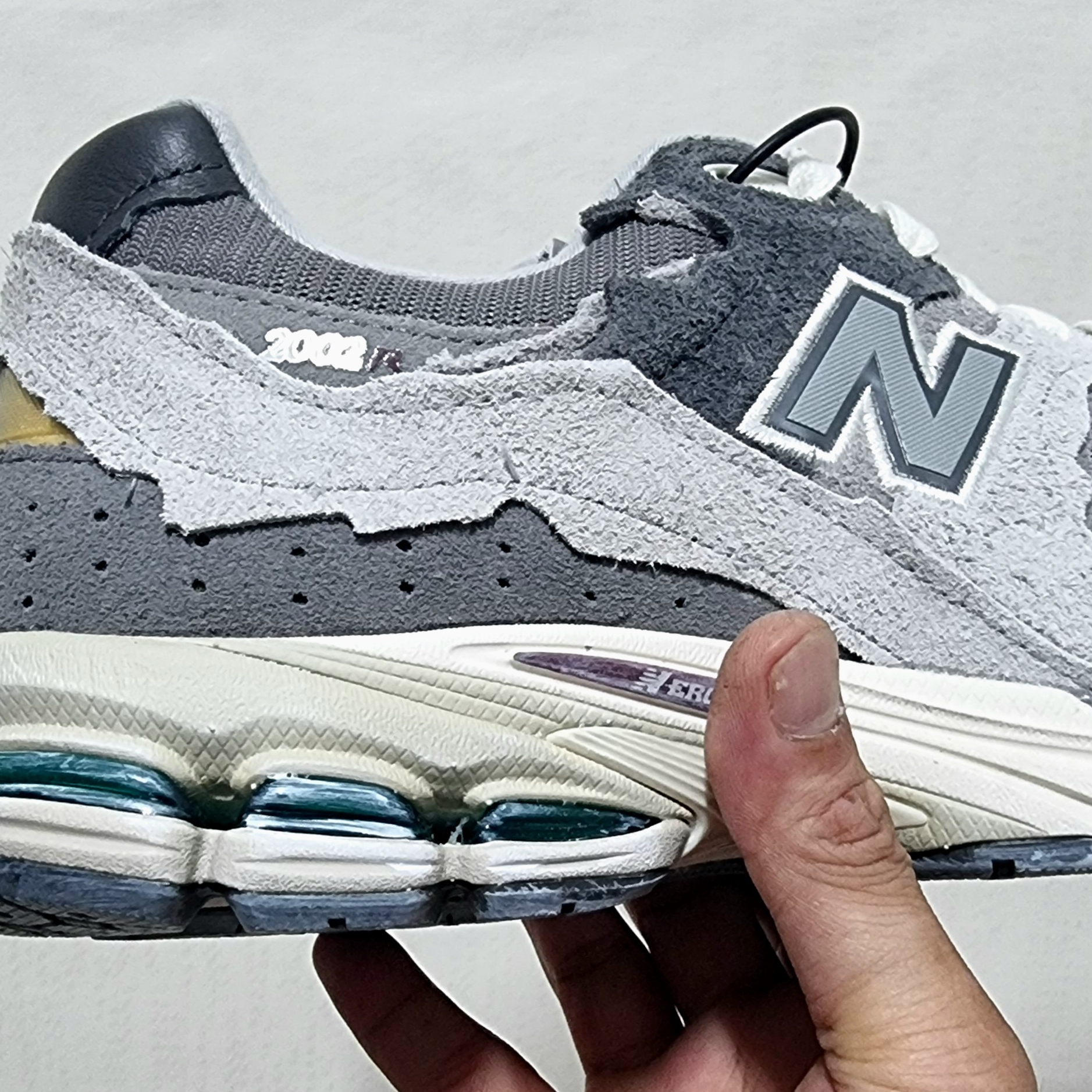 New Balance 2002R Protection Pack Rain Cloud 착용 스타일 - 3