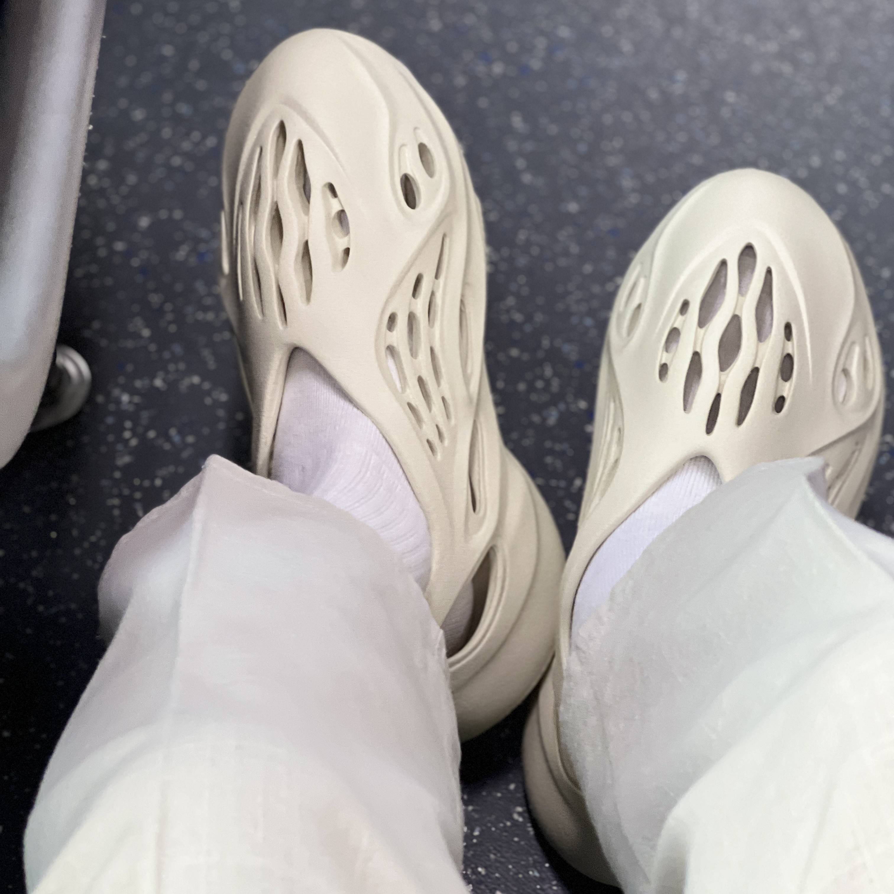 Adidas Yeezy Foam RNNR Sand 착용 스타일