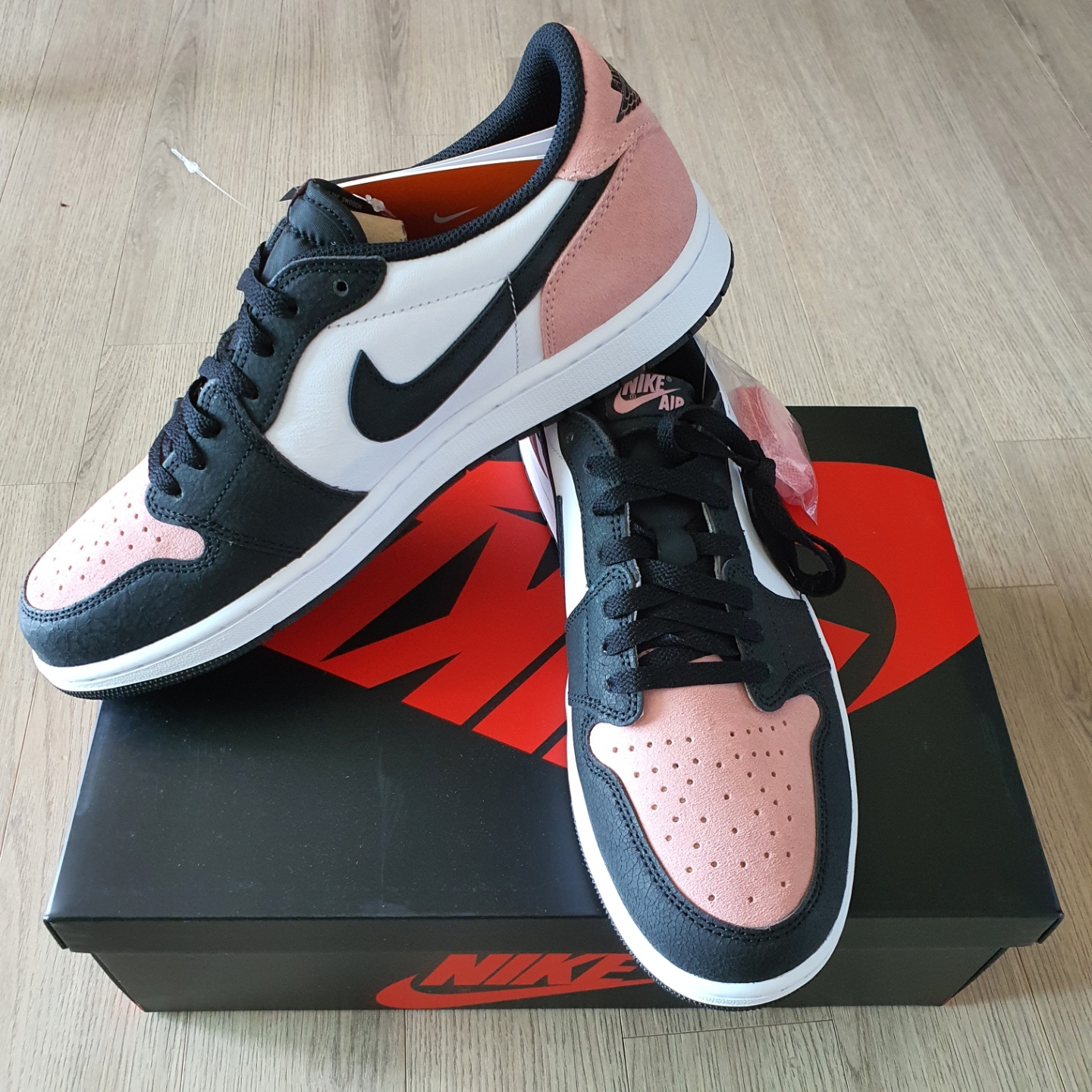 Jordan 1 Retro Low OG Bleached Coral 착용 스타일 - 1