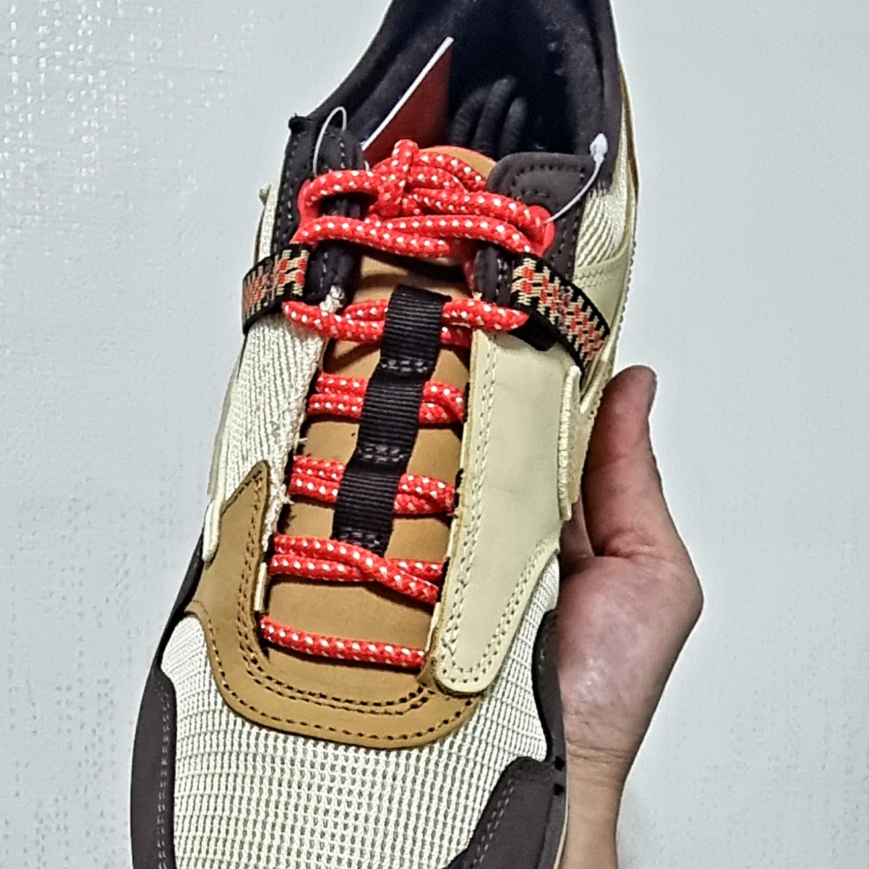Nike x Travis Scott Air Max 1 Cact.us Brown 착용 스타일 - 3