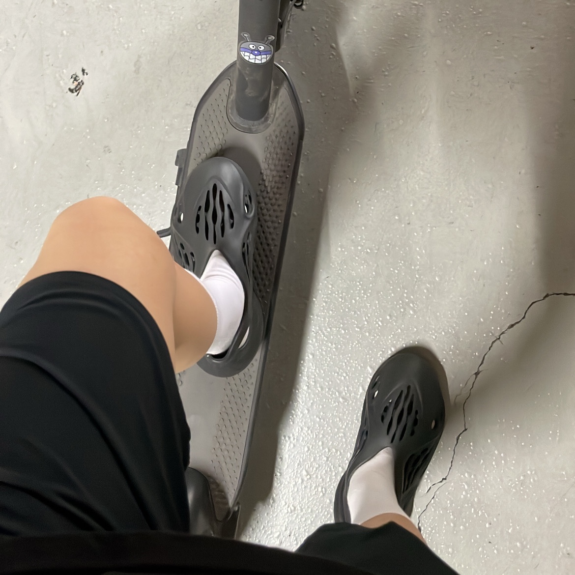 Adidas Yeezy Foam RNNR Onyx 착용 스타일 - 5