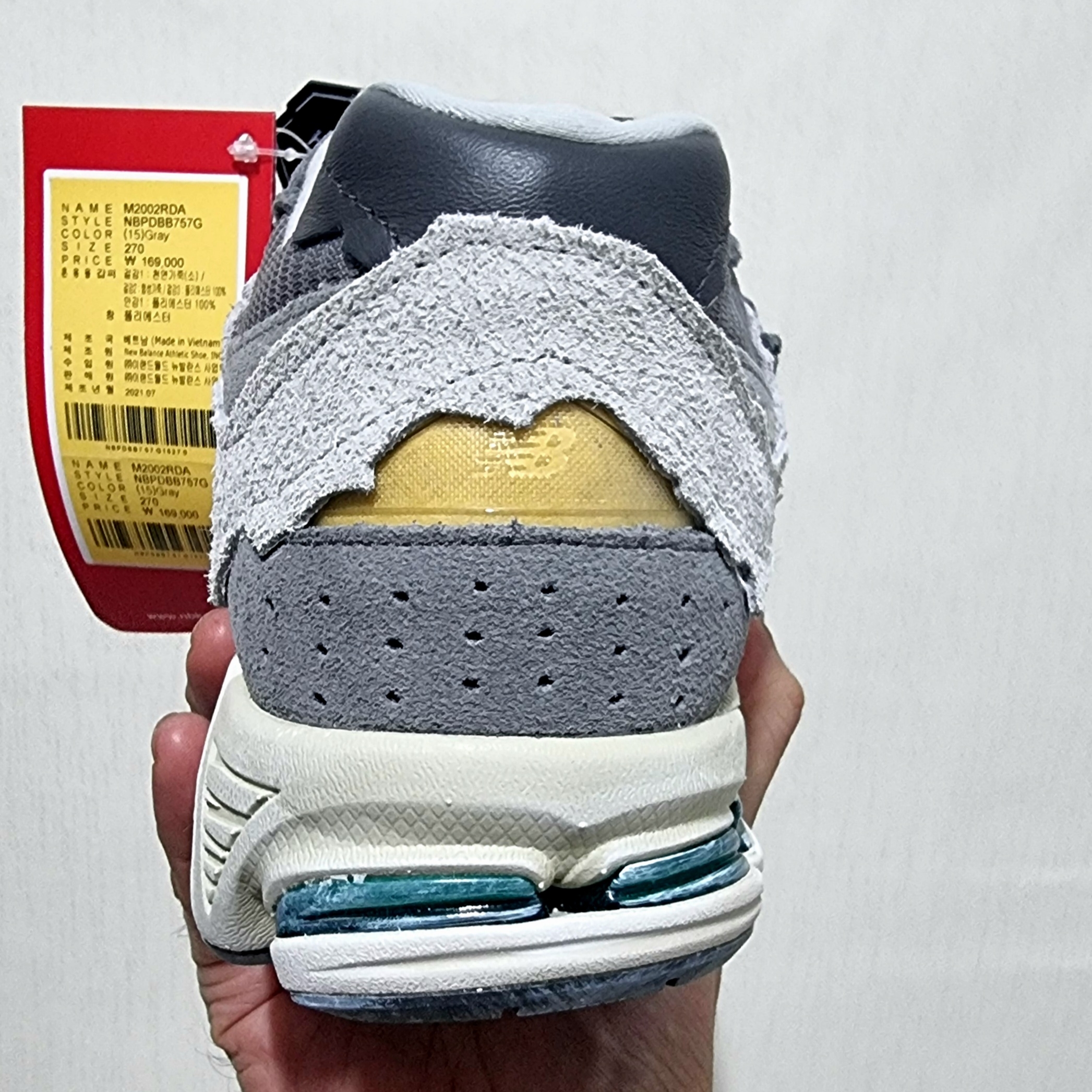 New Balance 2002R Protection Pack Rain Cloud 착용 스타일 - 4