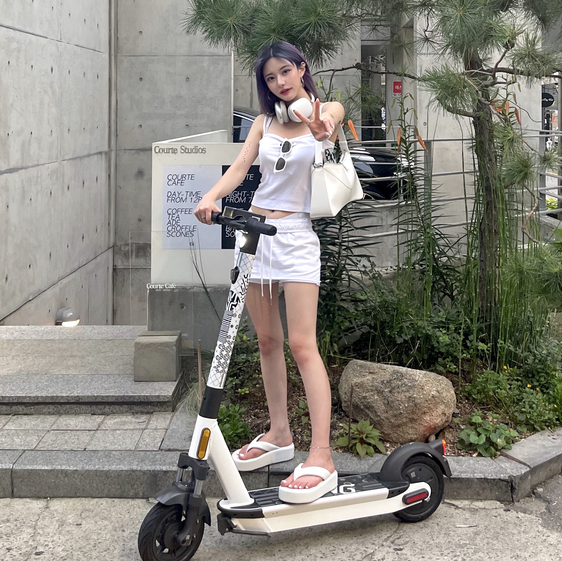 Apple AirPods Max Lightning Silver (Korean Ver.), (W) Balenciaga Smooth Nappa Lambskin Rise Thong Sandal White Black 착용 스타일