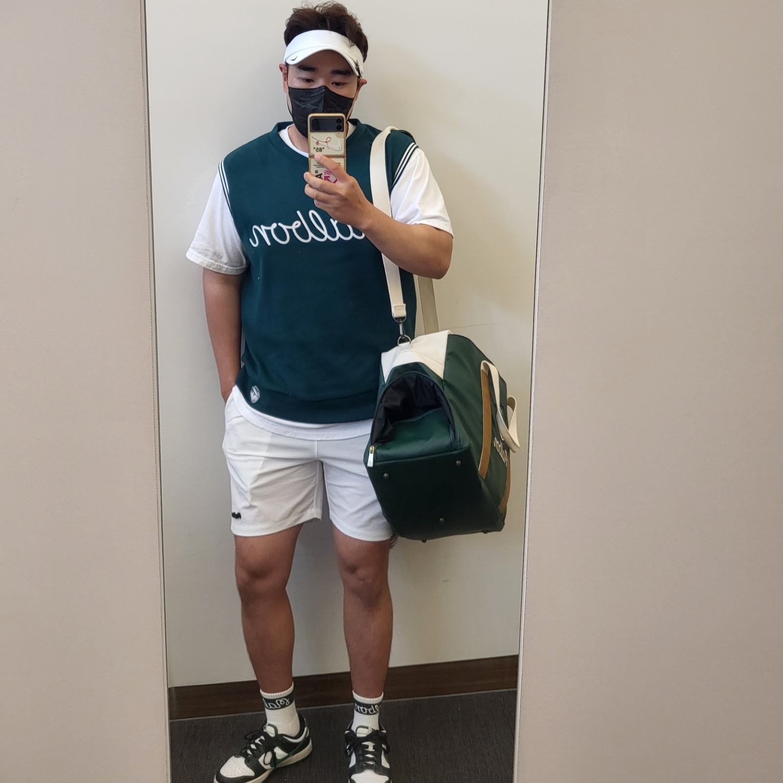 Nike x Drake Nocta Golf Visor White, Malbon Golf M Bucket Classic Boston Bag Green 착용 스타일
