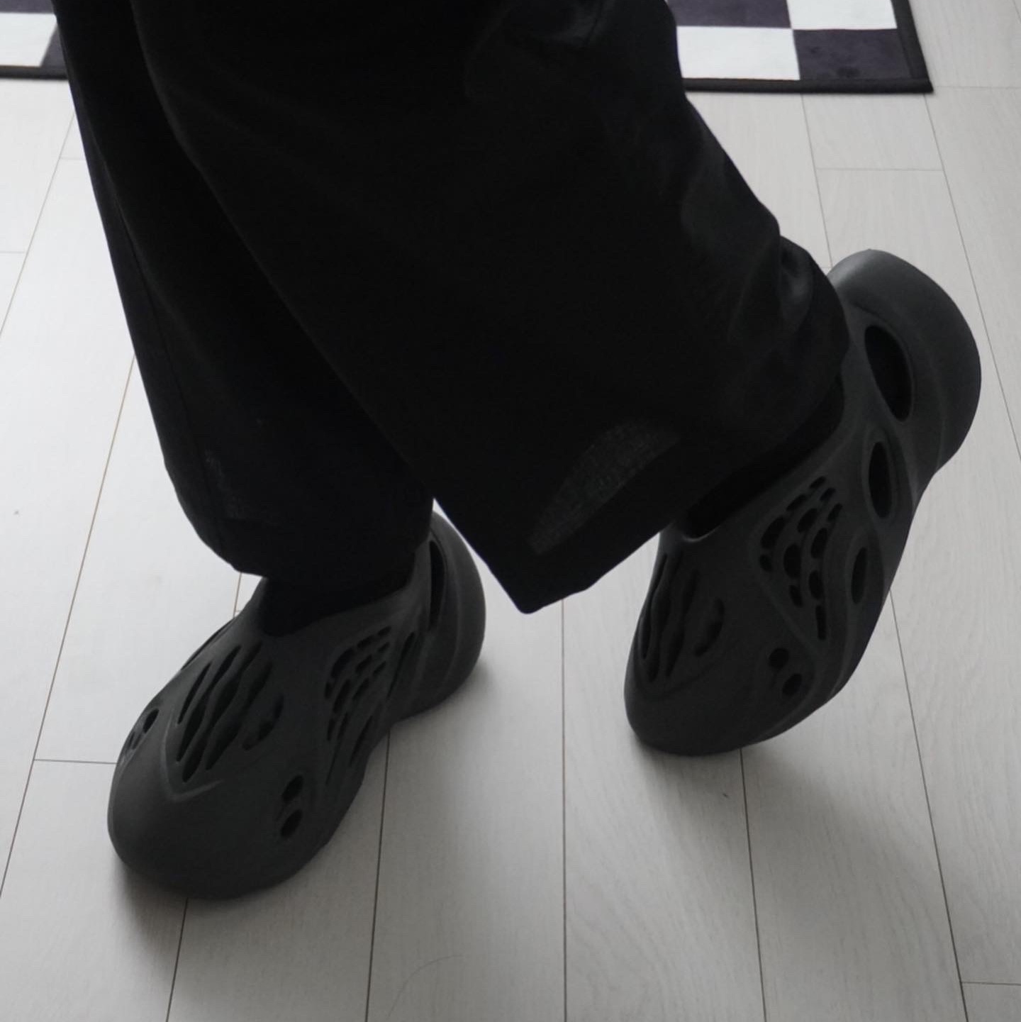 Adidas Yeezy Foam RNNR Onyx 착용 스타일 - 2