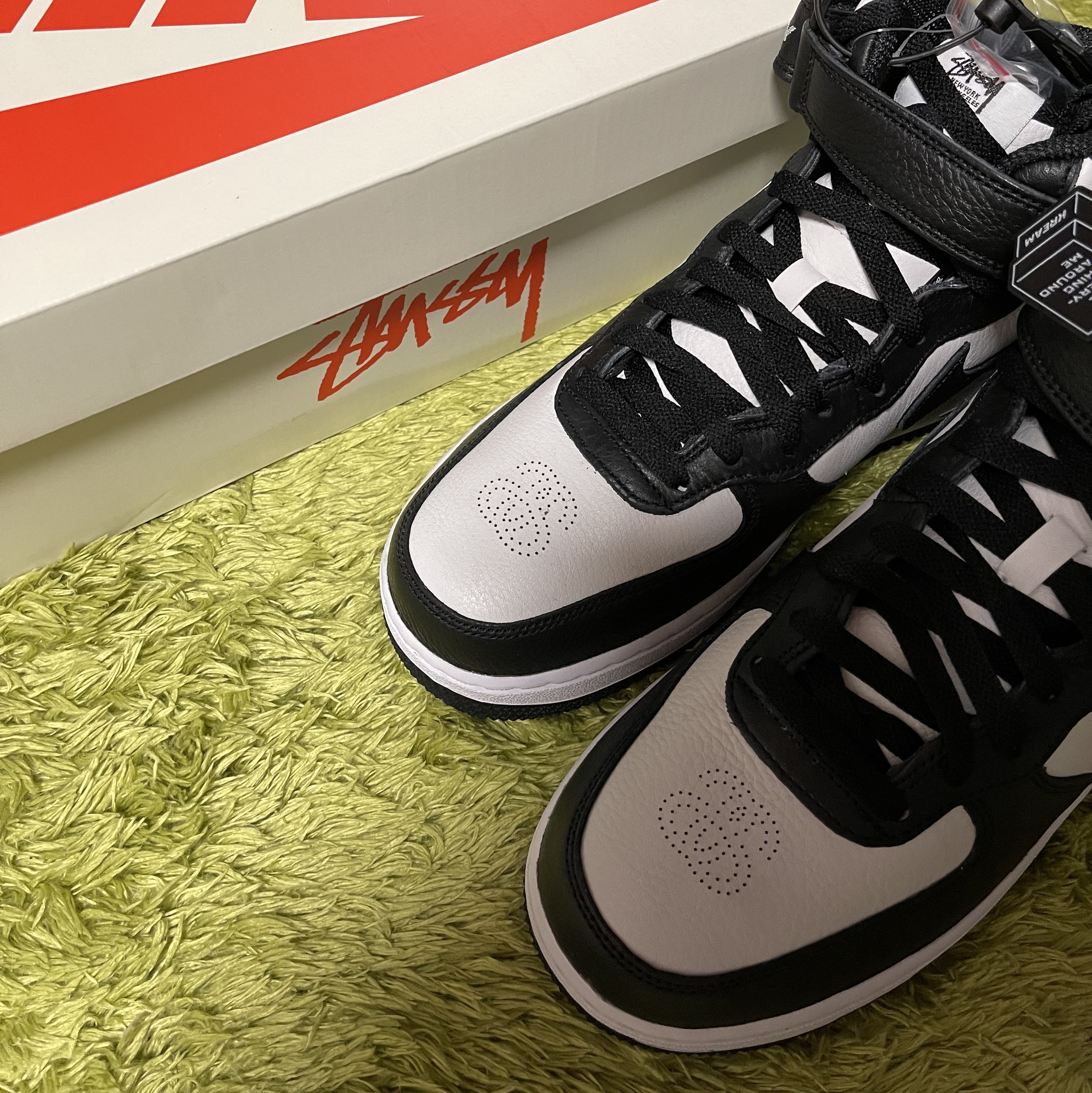Nike x Stussy Air Force 1 '07 Mid SP Black and Light Bone 착용 스타일