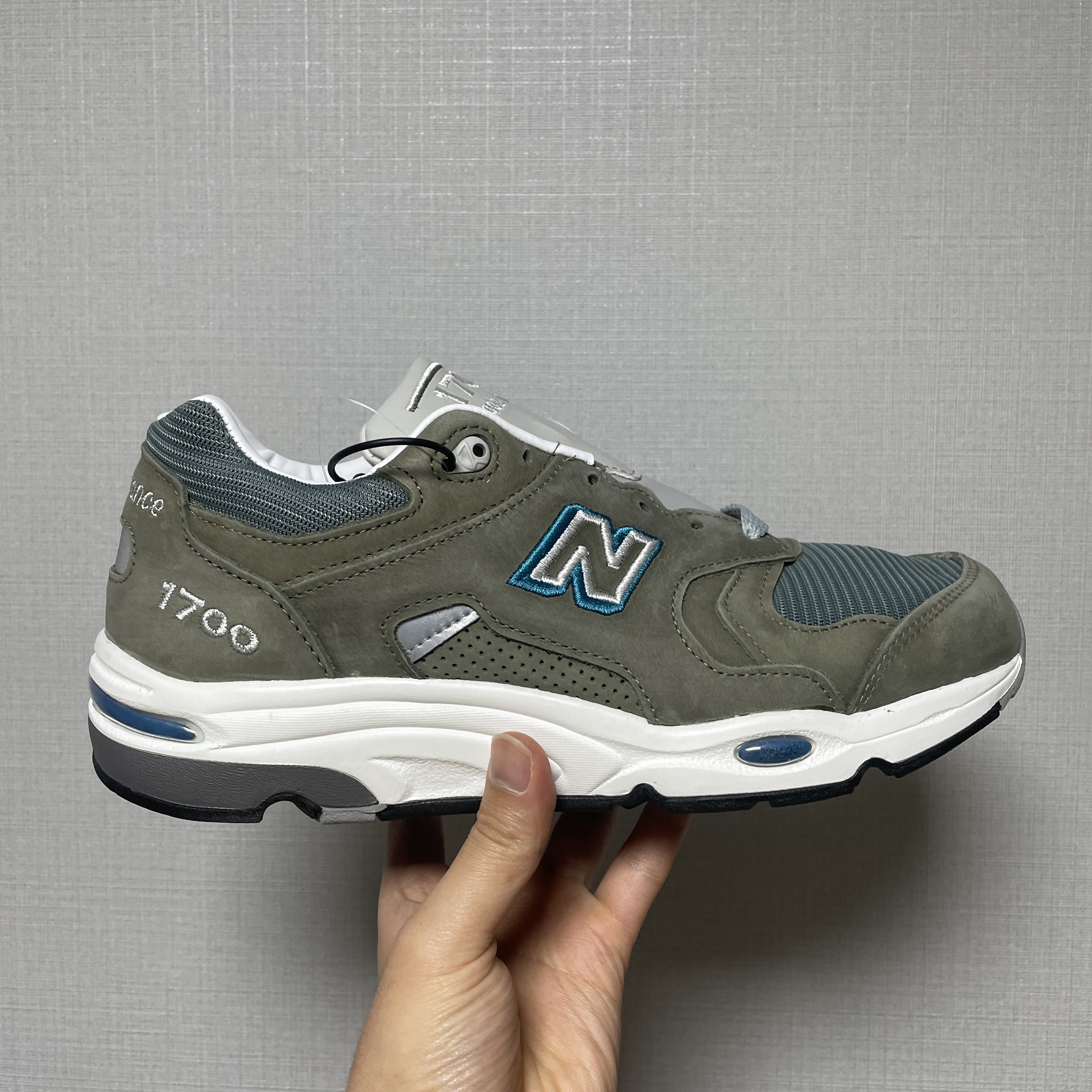 New Balance 1700 Made in USA Brown Steel Blue 착용 스타일 - 2