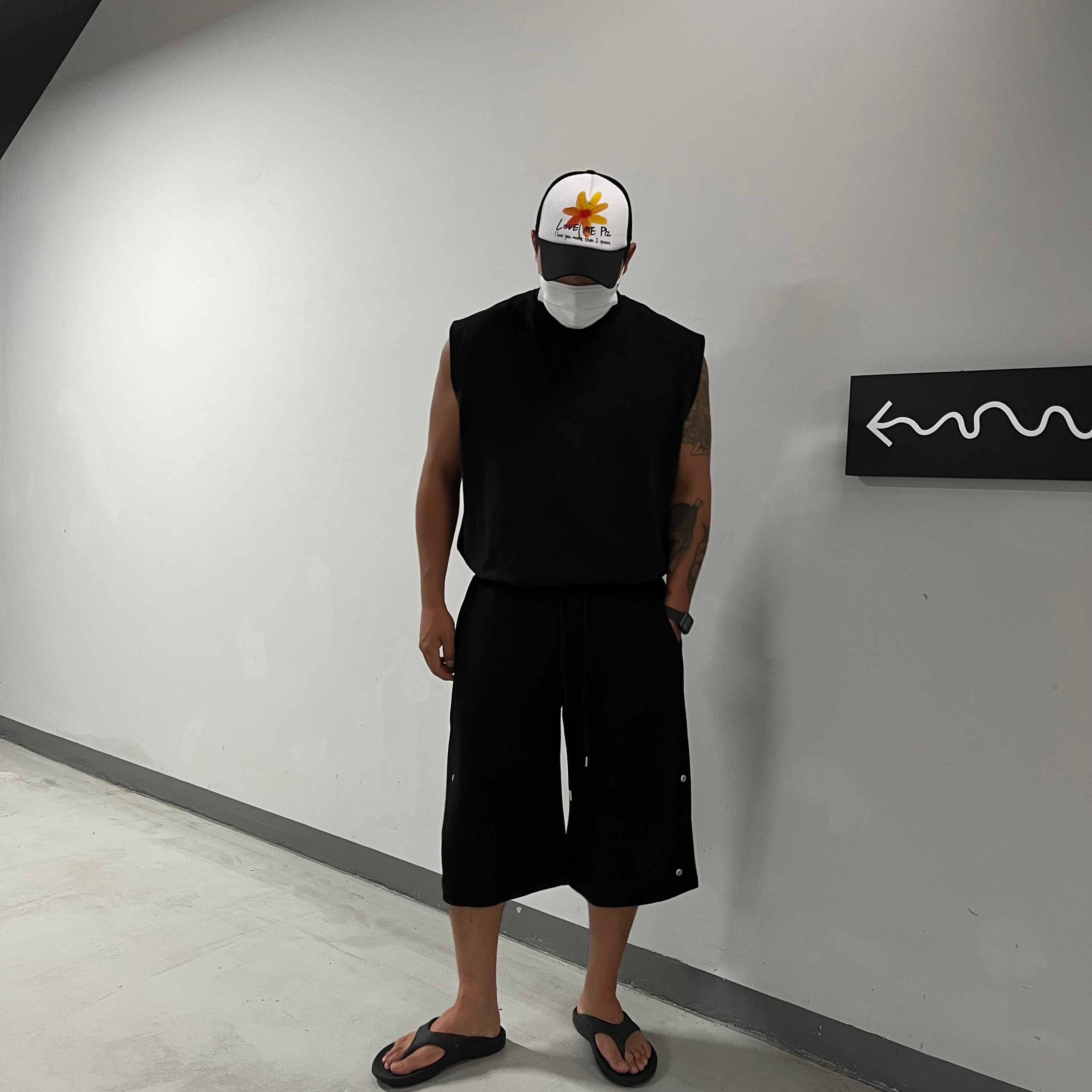 Oofos OOriginal Black 착용 스타일 - 1