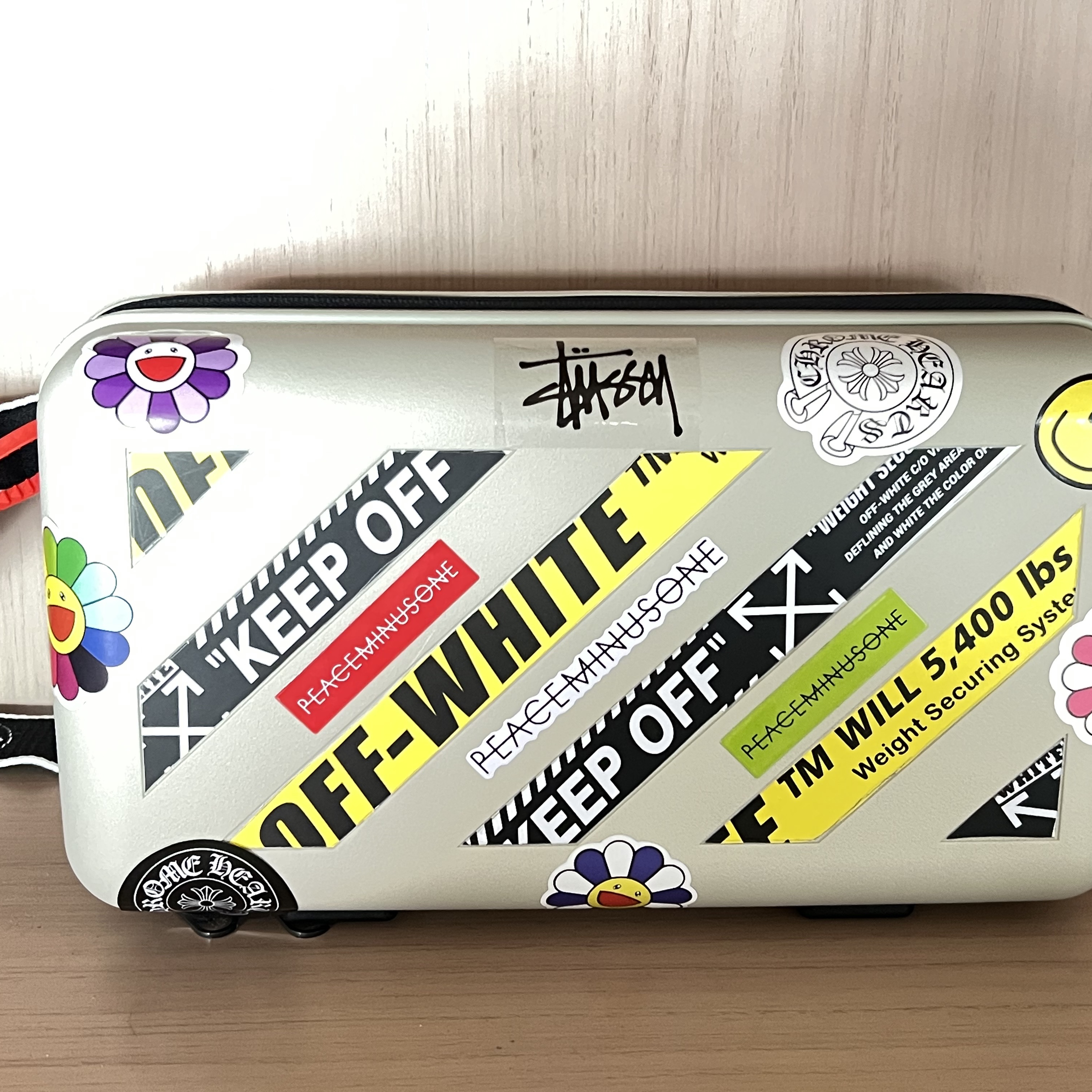 Off-White x Amore Pacific Protection Box (Without Cosmetics) 착용 스타일 - 1