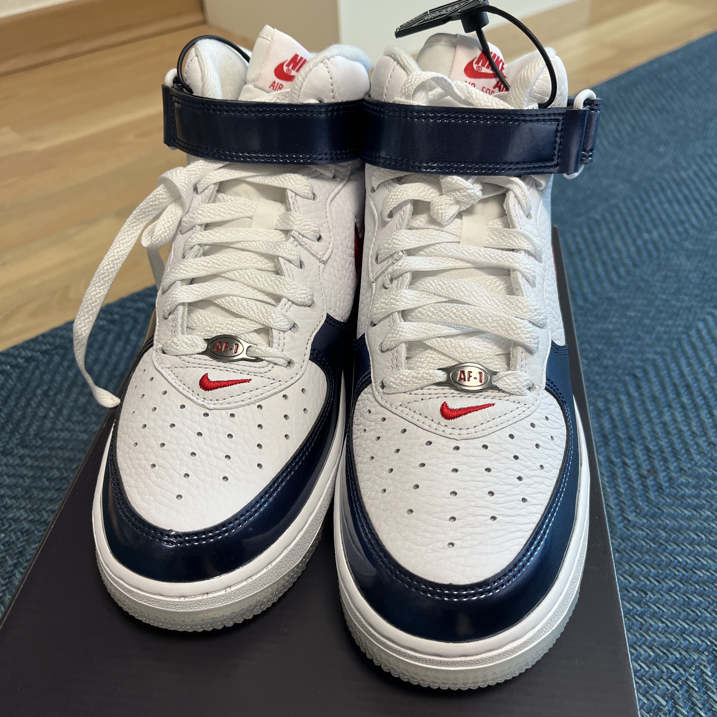 Nike Air Force 1 Mid QS University Red and Midnight Navy 착용 스타일 - 2