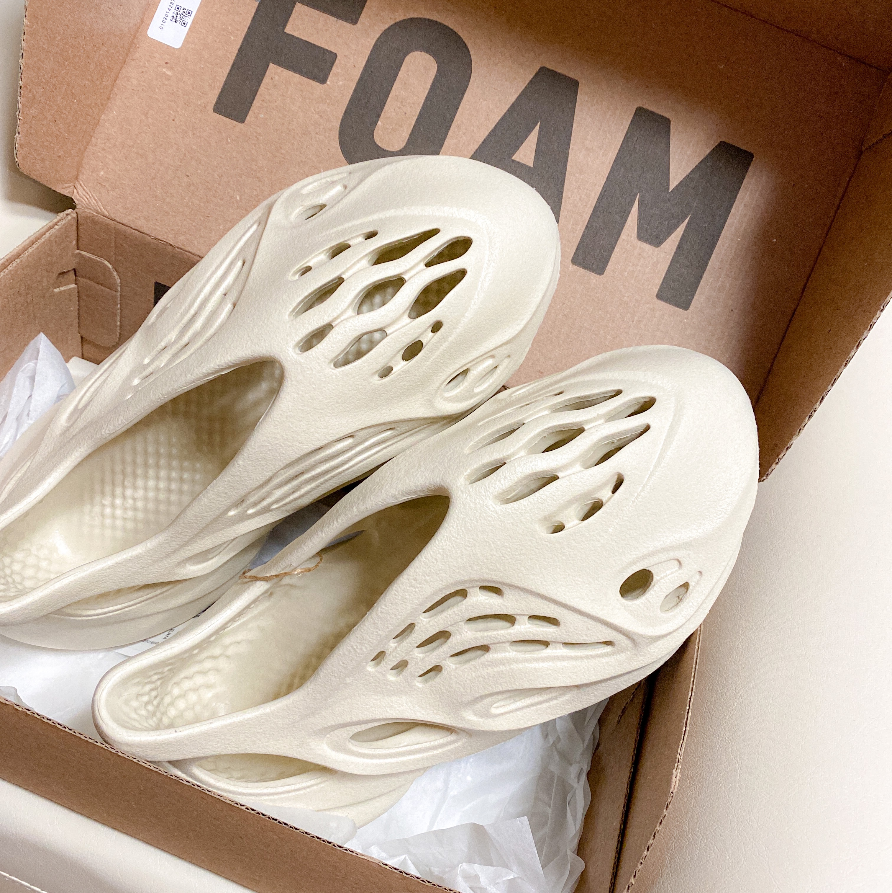 Adidas Yeezy Foam RNNR Sand 착용 스타일 - 3