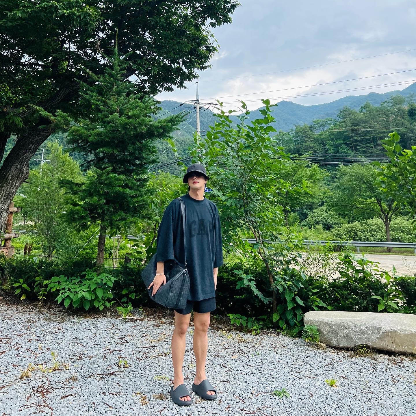Adidas Yeezy Slide Onyx, Yeezy Gap Engineered By Balenciaga Dove 3/4 Sleeve T-Shirt Washed Black 착용 스타일 - 1