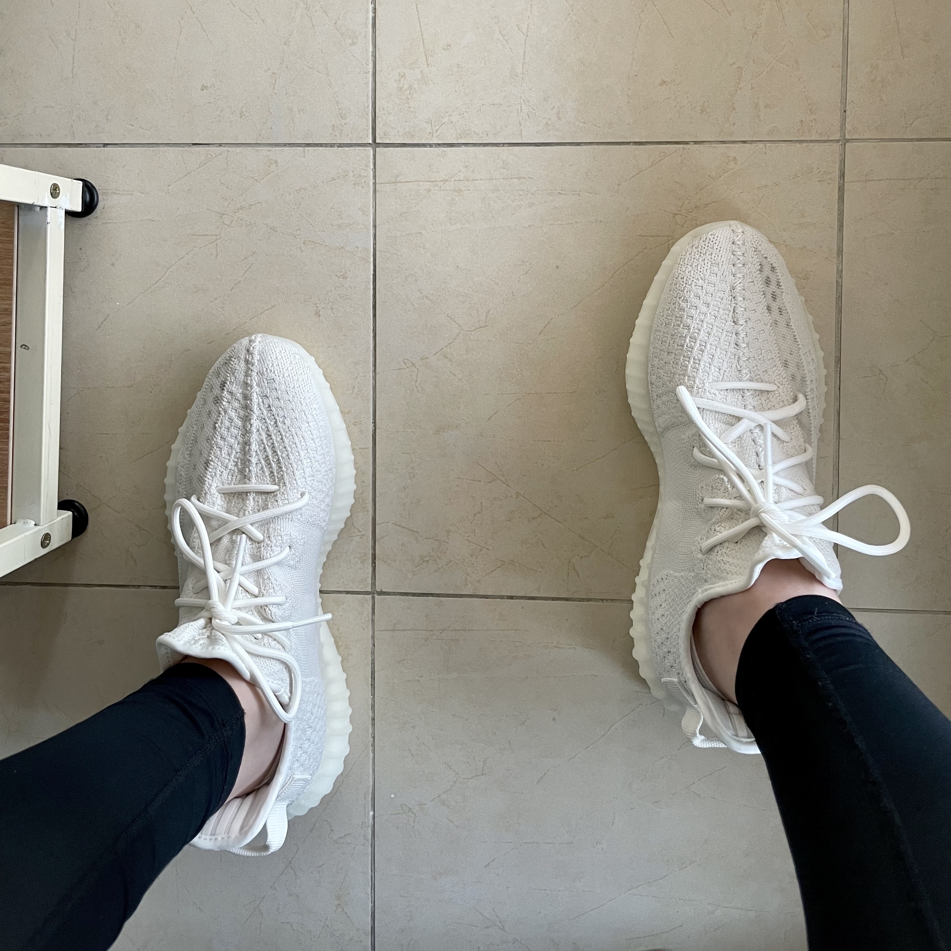 Adidas Yeezy Boost 350 V2 Bone 착용 스타일 - 1