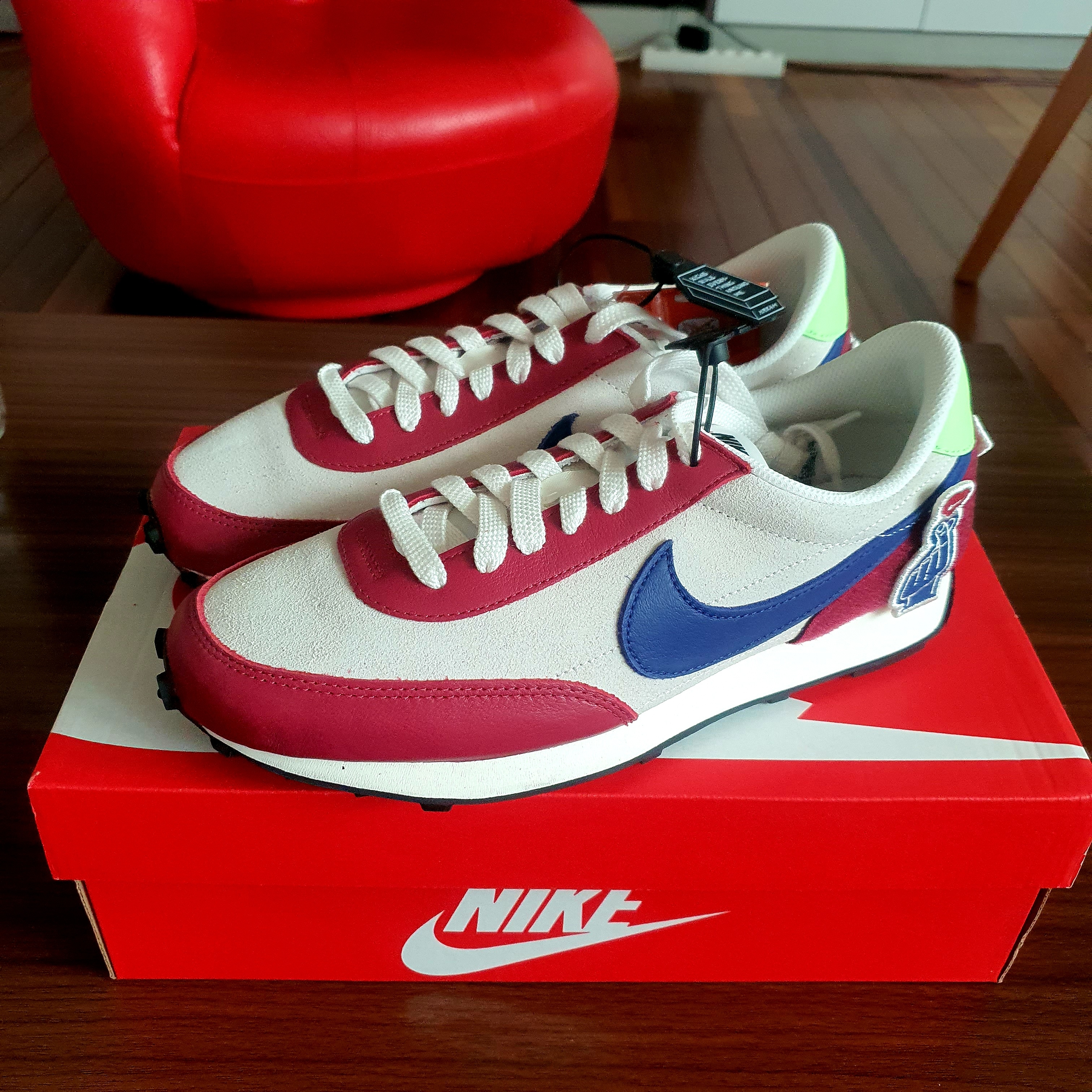 (W) Nike Daybreak Sail Deep Royal Blue Pomegranate 착용 스타일