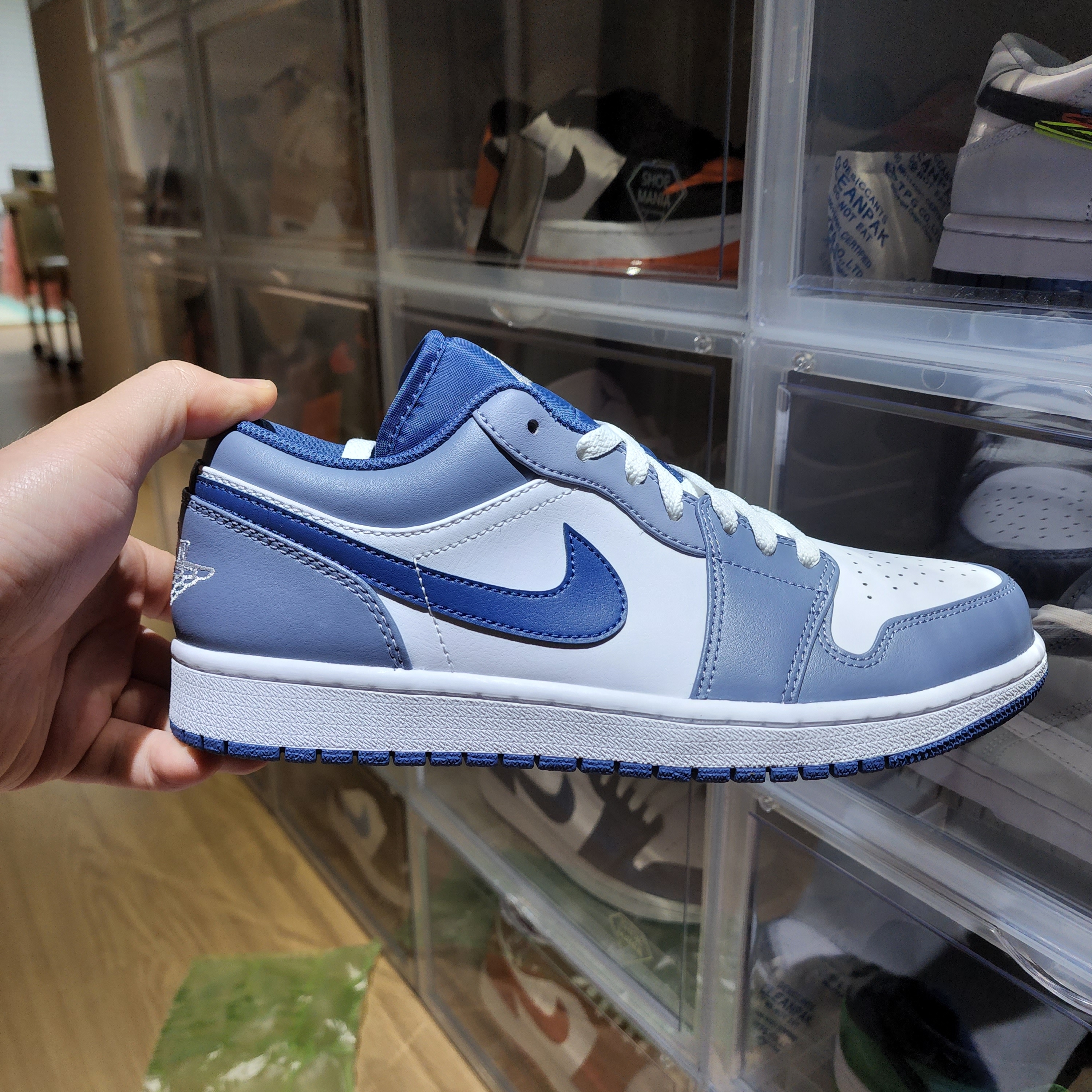 Jordan 1 Low Ashen Slate and Mystic Navy 착용 스타일
