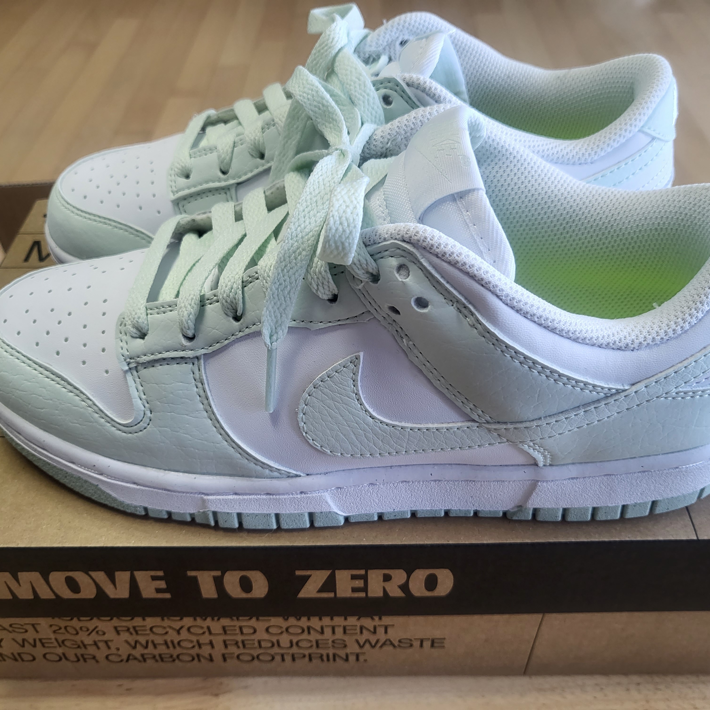 (W) Nike Dunk Low Next Nature Barely Green and White 착용 스타일 - 2
