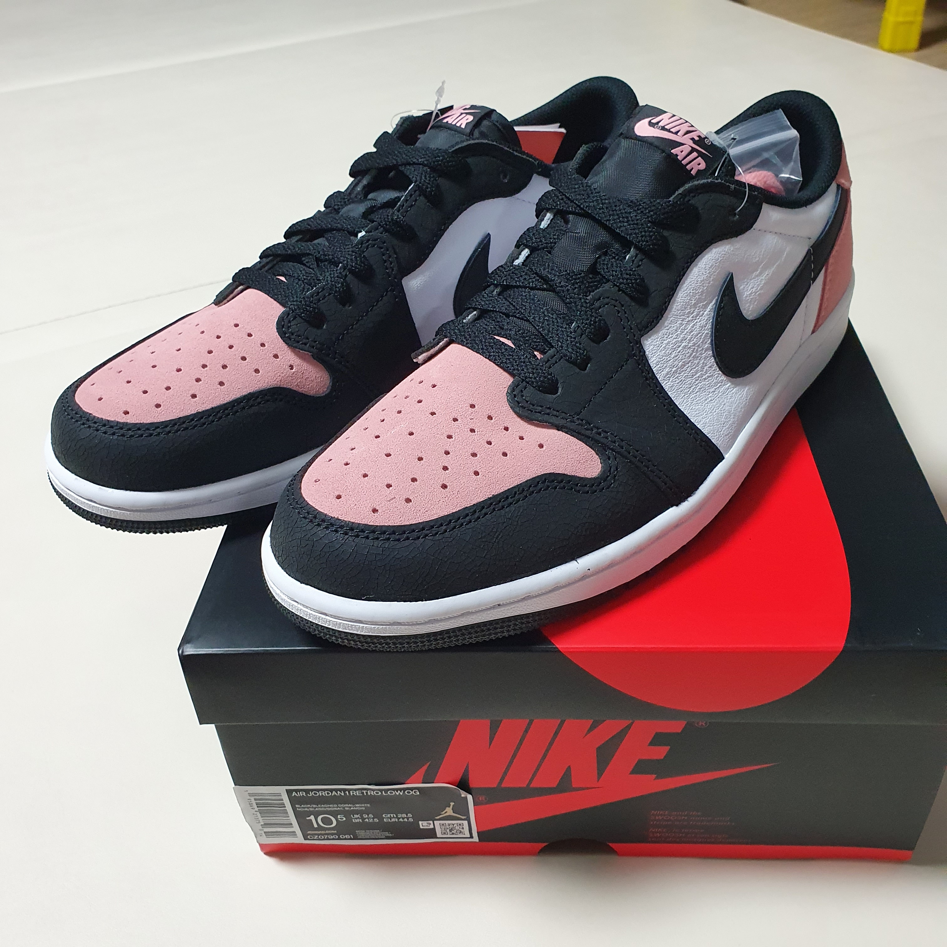 Jordan 1 Retro Low OG Bleached Coral 착용 스타일 - 2