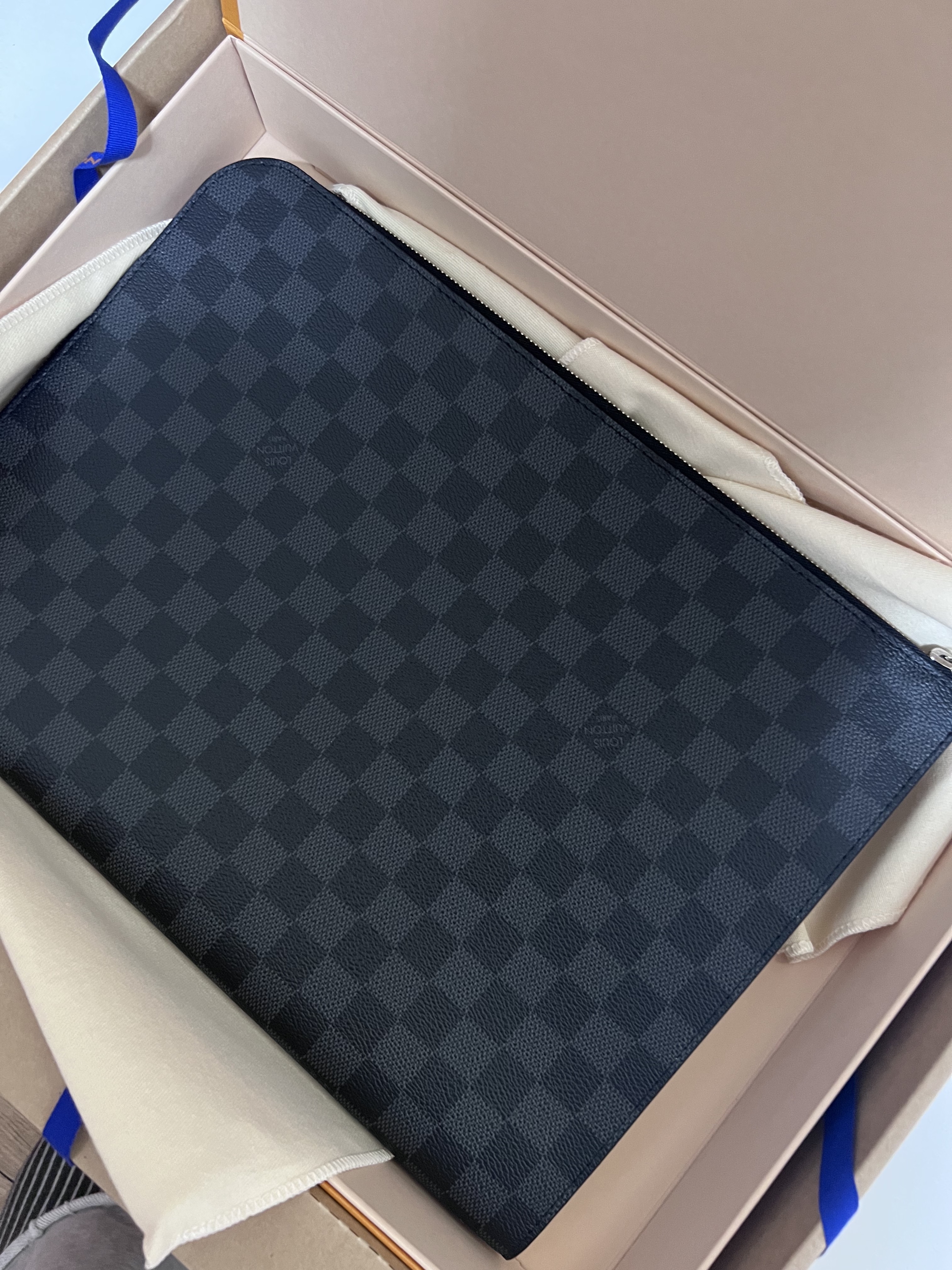 Louis Vuitton Pochette Jour GM Damier Graphite 착용 스타일 - 2