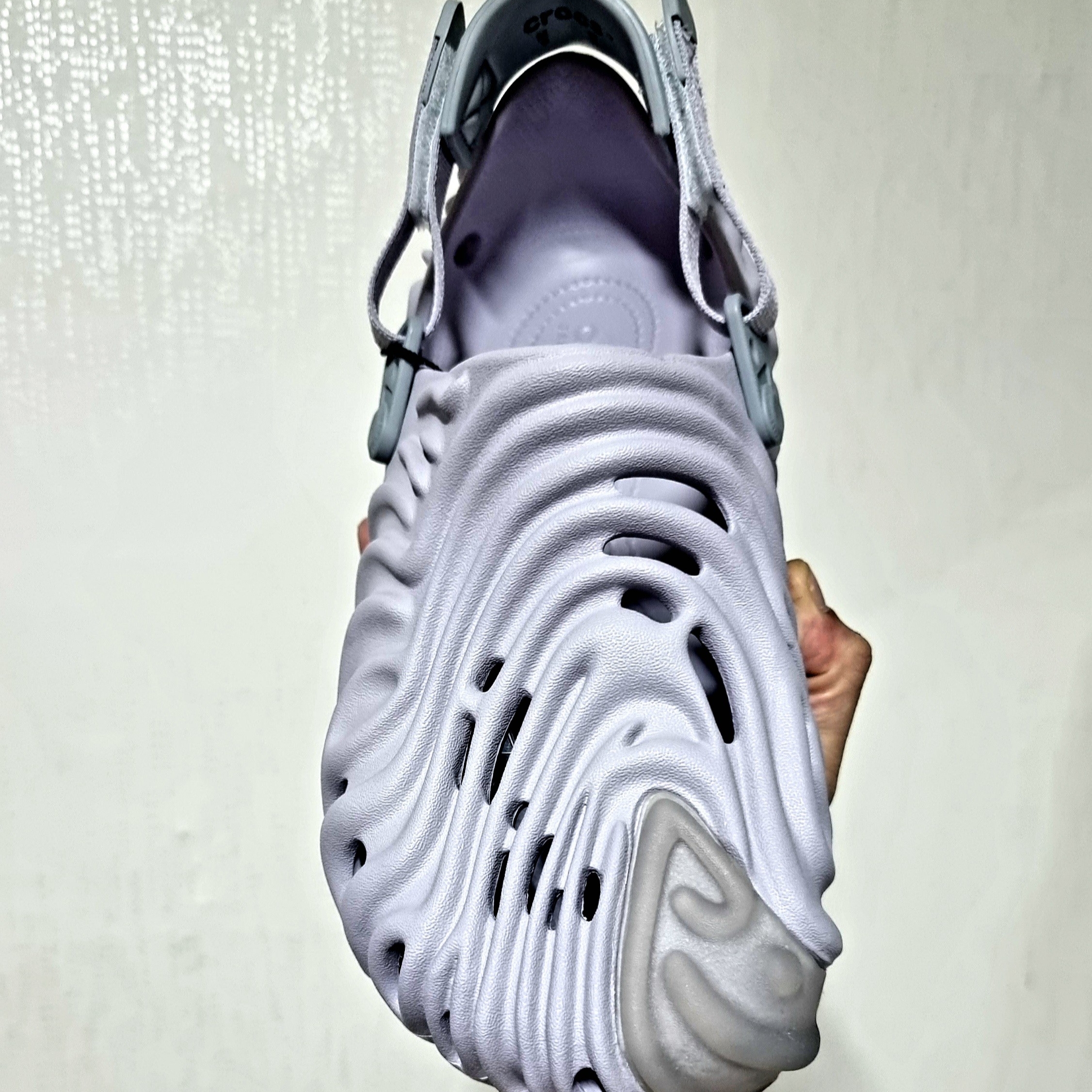 Crocs x Salehe Bembury Pollex Clog Urchin 착용 스타일 - 2