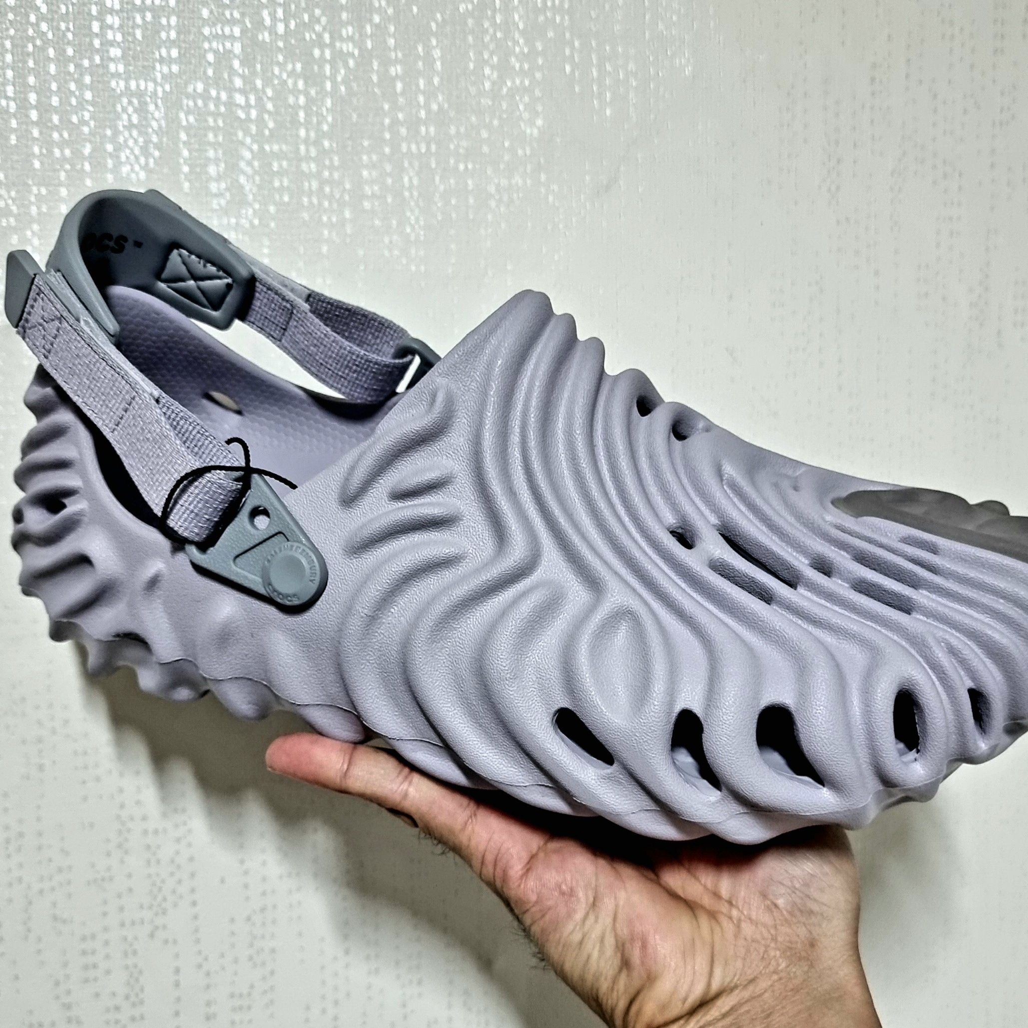 Crocs x Salehe Bembury Pollex Clog Urchin 착용 스타일 - 1