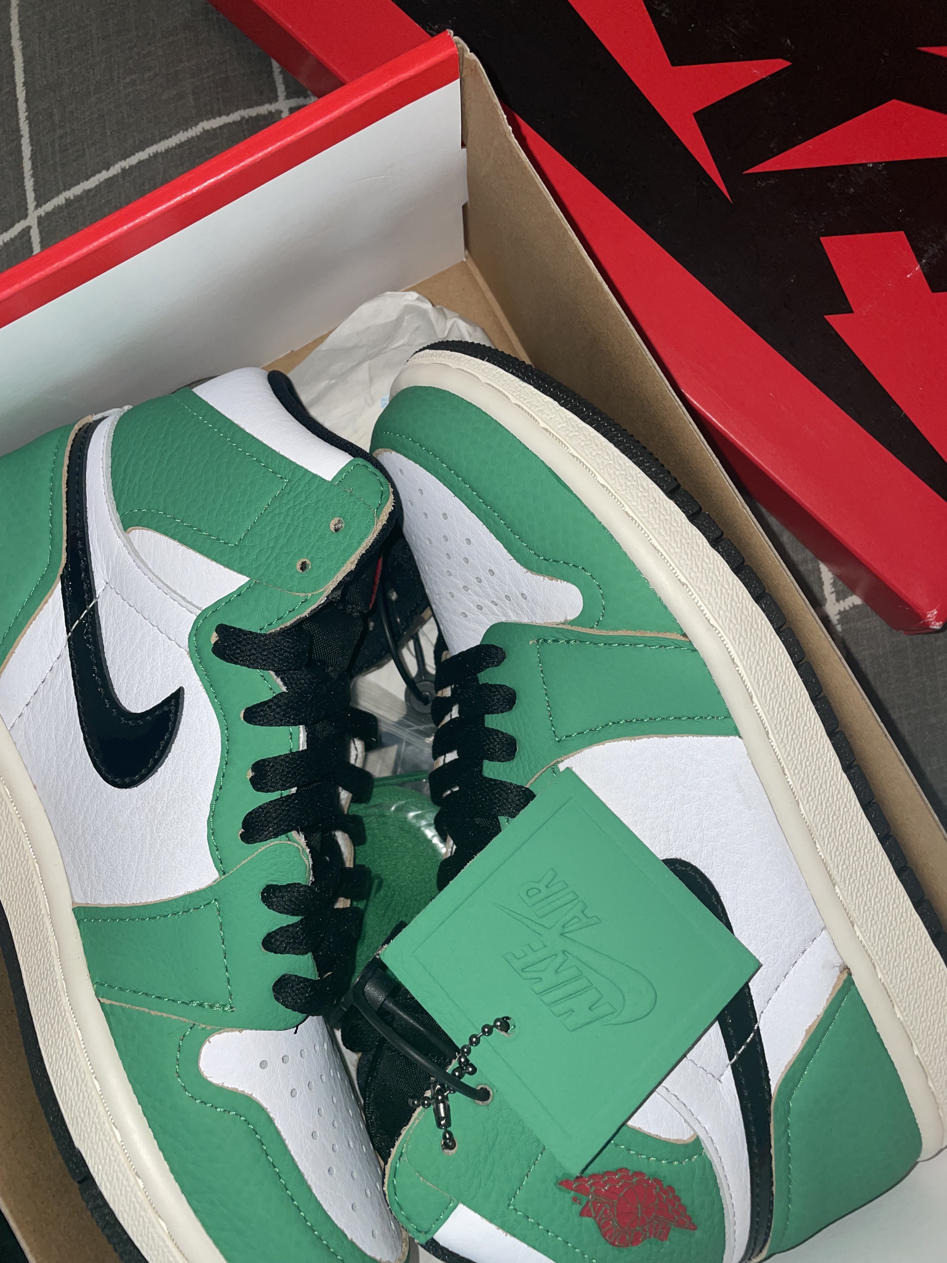 (W) Jordan 1 Retro High OG Lucky Green 착용 스타일 - 2