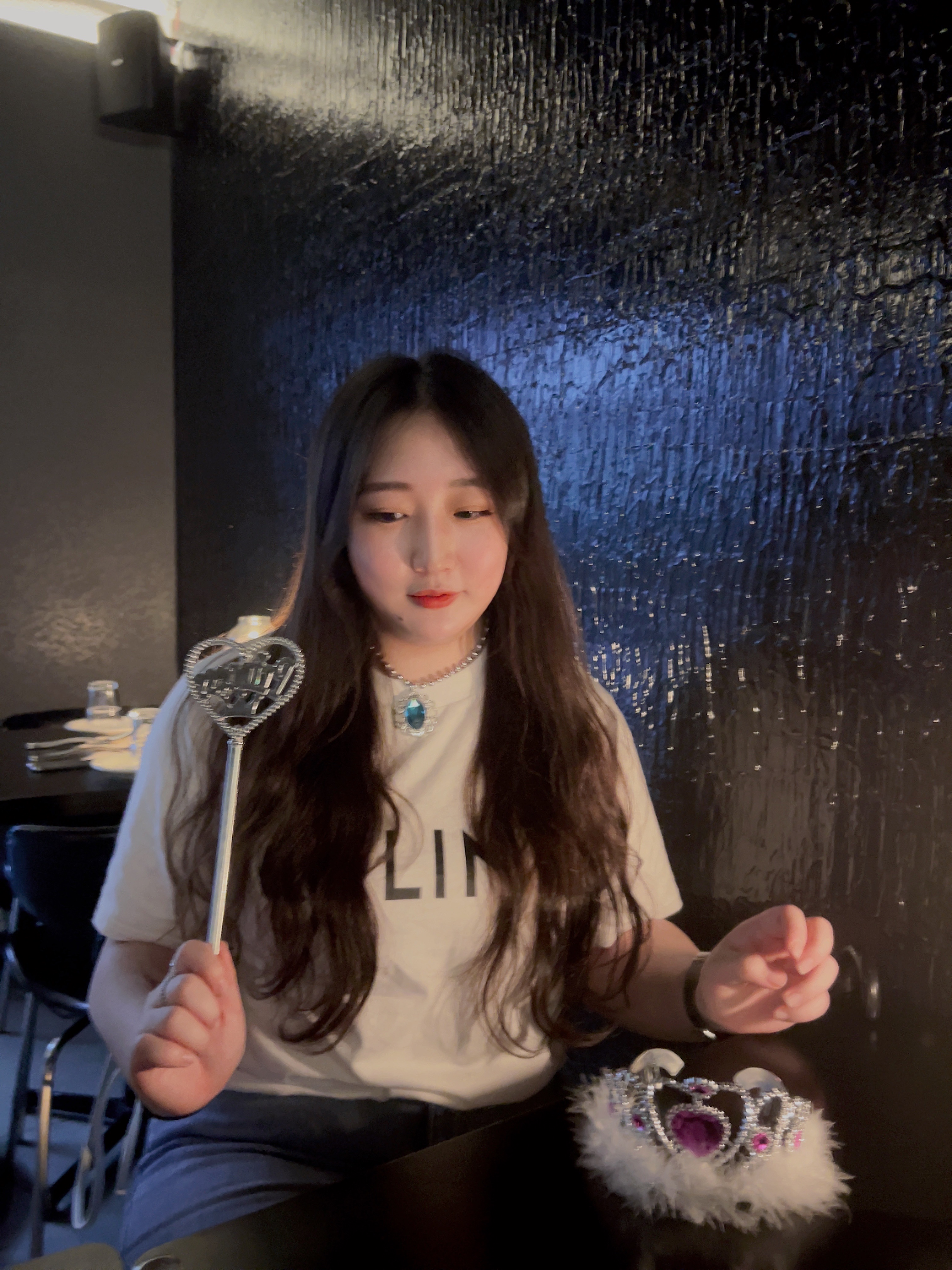 (W) Celine T-Shirt in Cotton Off White Black 착용 스타일