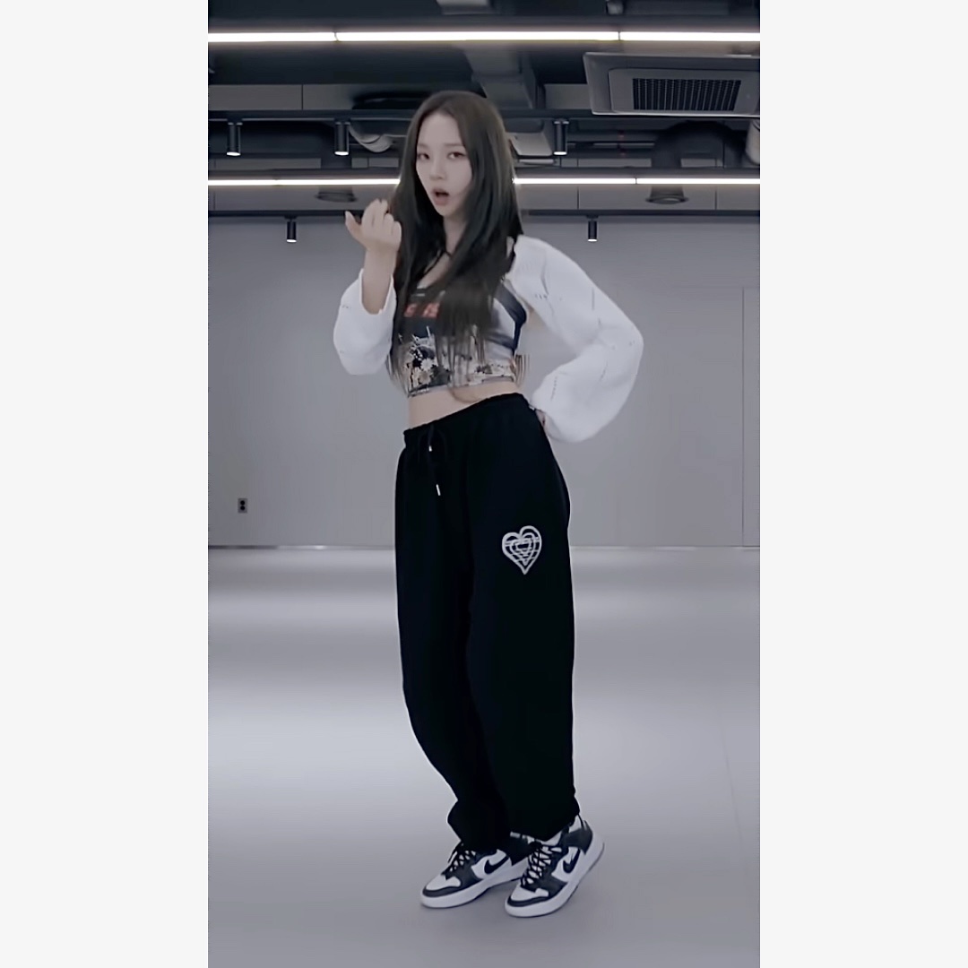 (W) Nike Dunk High Up Black and White 착용 스타일 - 2