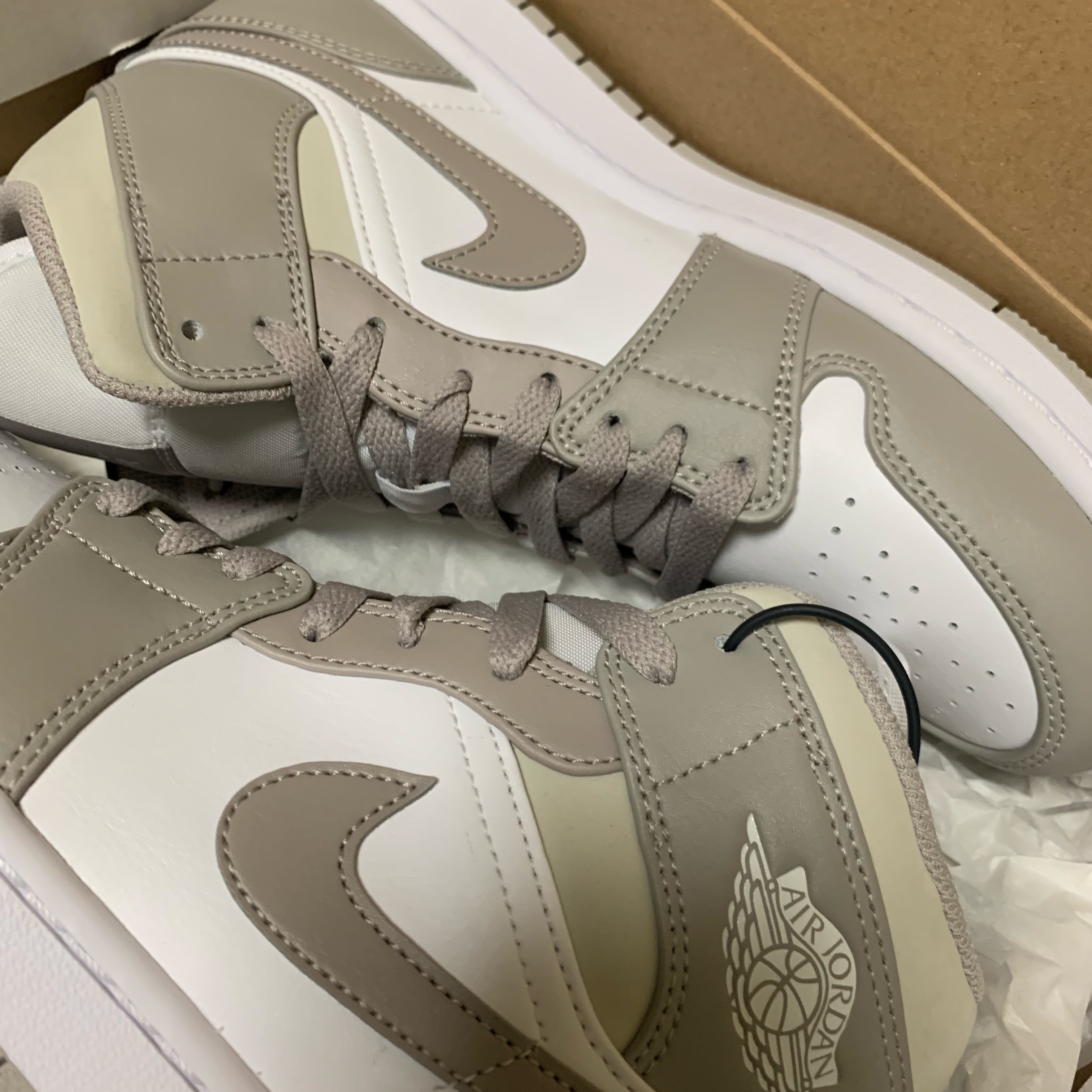 Jordan 1 Mid College Grey 착용 스타일
