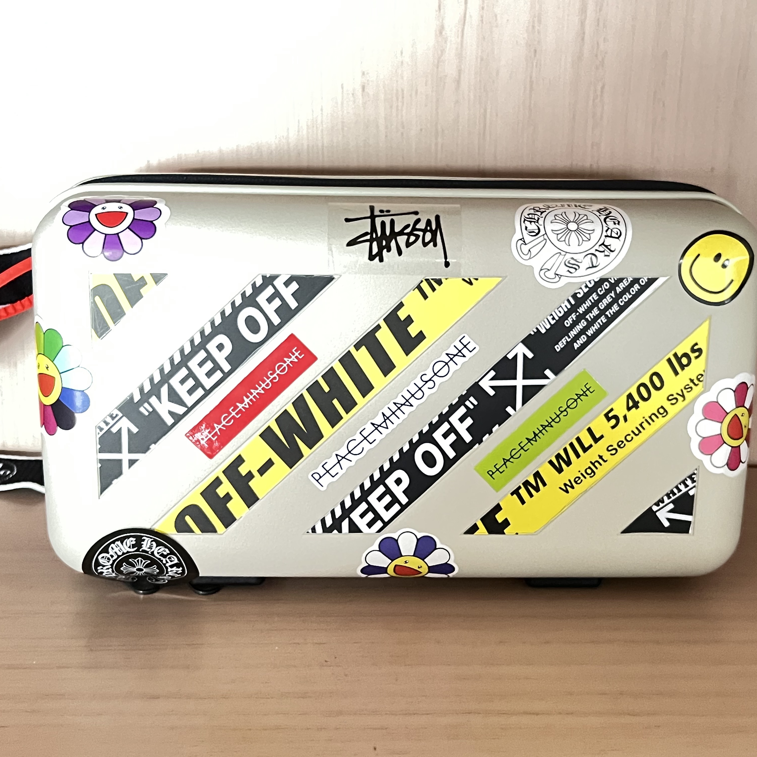 Off-White x Amore Pacific Protection Box (Without Cosmetics) 착용 스타일 - 3