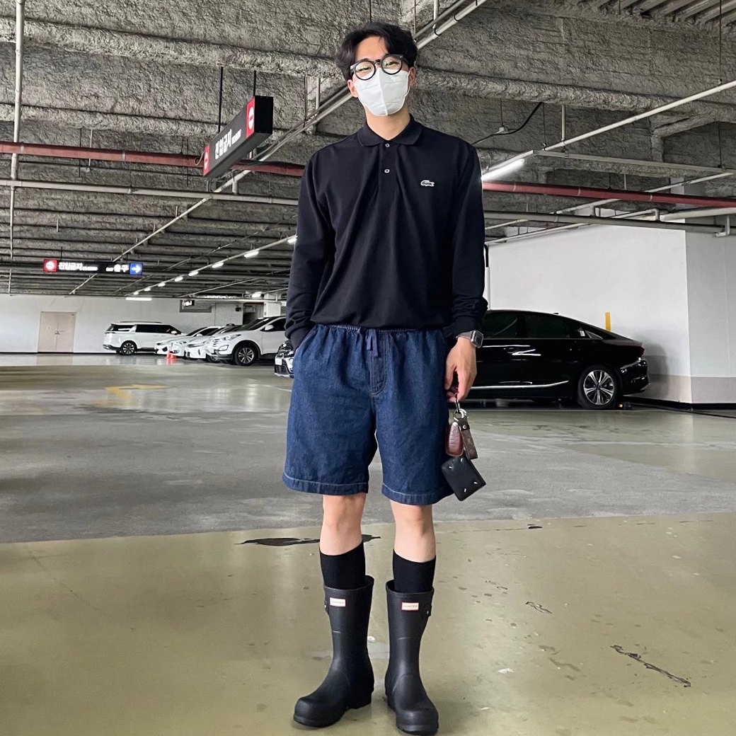 (W) Hunter Original Short Rain Boots Black, Maison Margiela Keyring Calfskin Wallet Black 착용 스타일