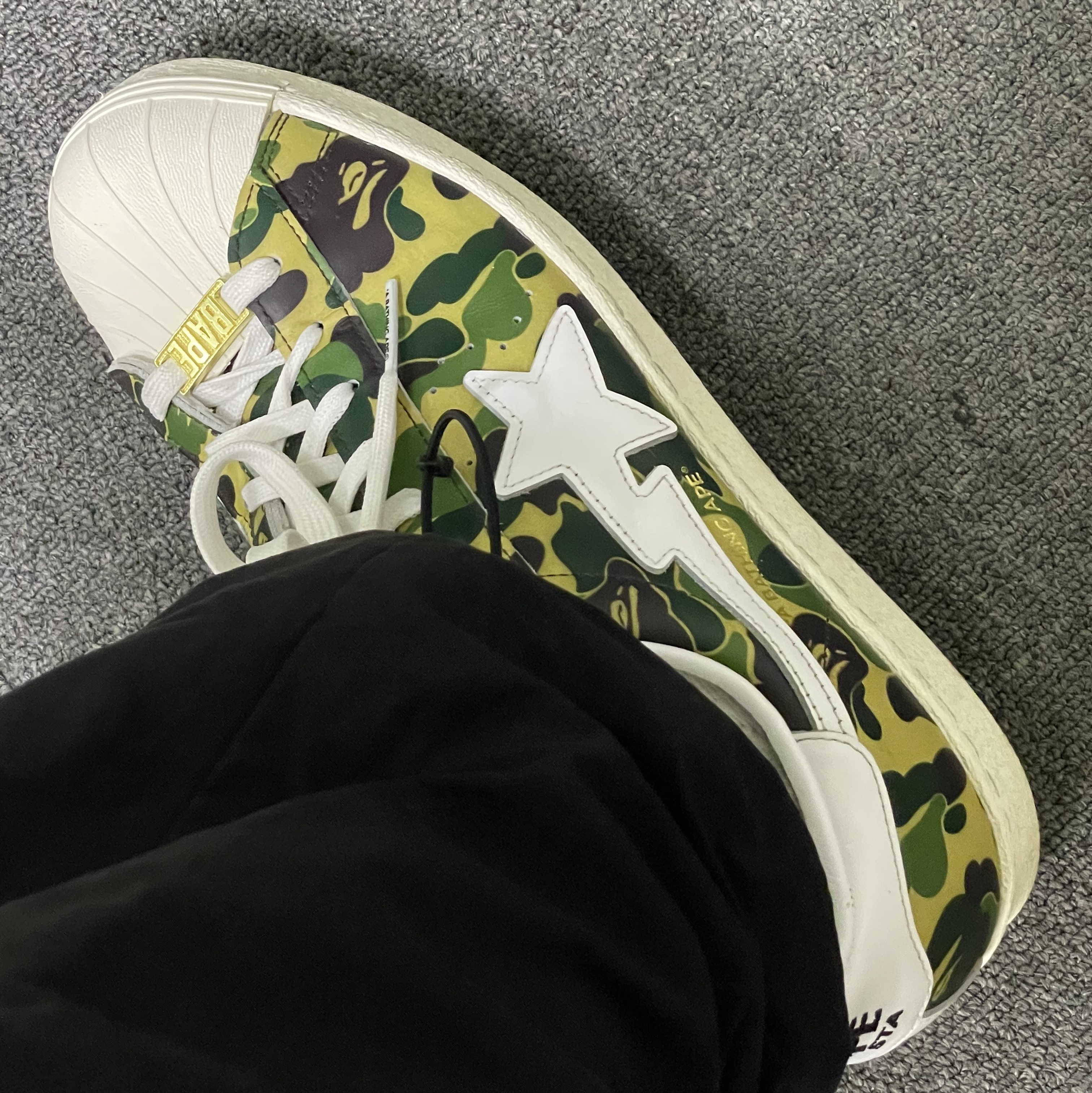 Adidas x BAPE Superstar 80s Green Camo 착용 스타일