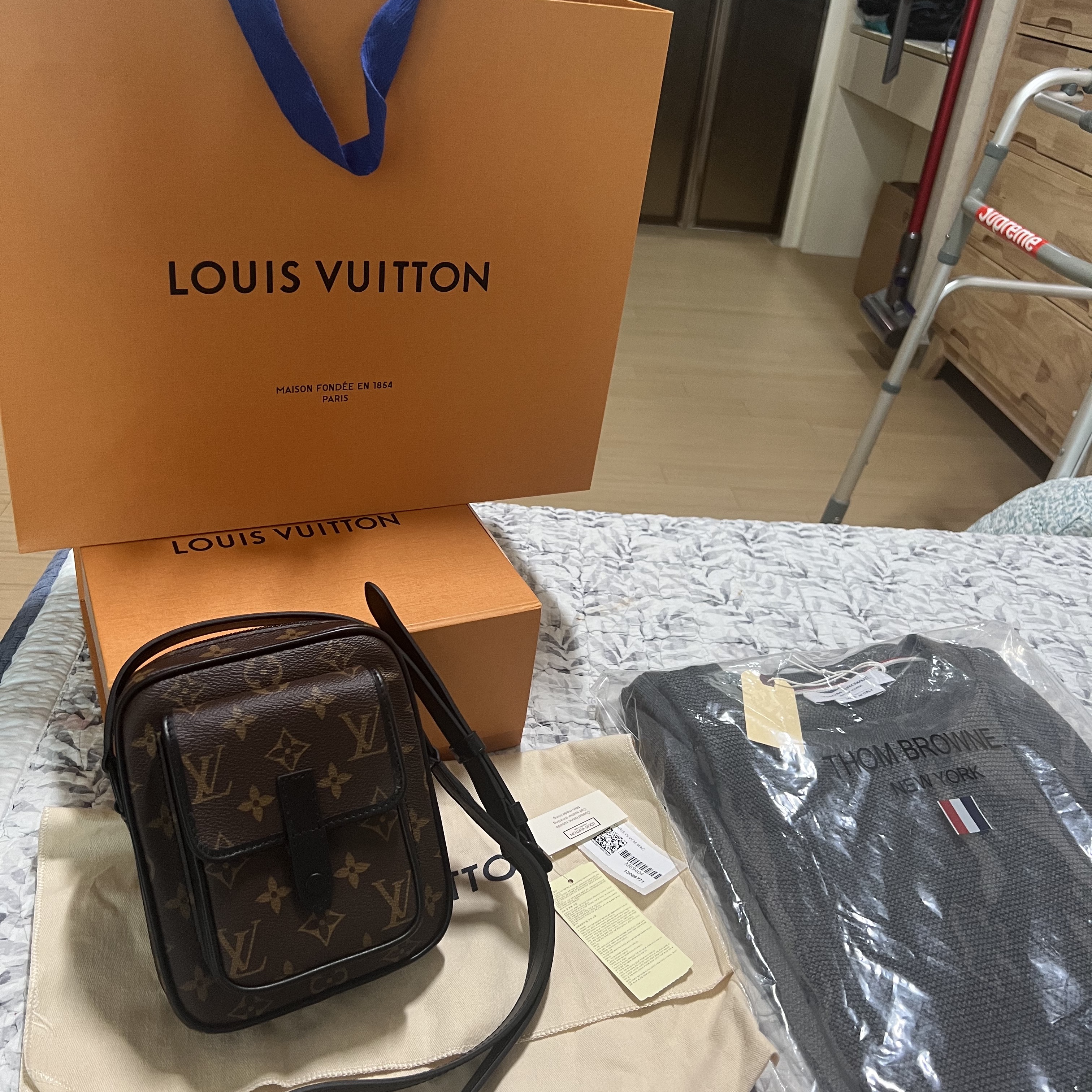 Louis Vuitton Christopher Wearable Wallet Monogram, Thom Browne Milano Stitch 4-Bar Crewneck Pullover Knit Medium Grey 착용 스타일