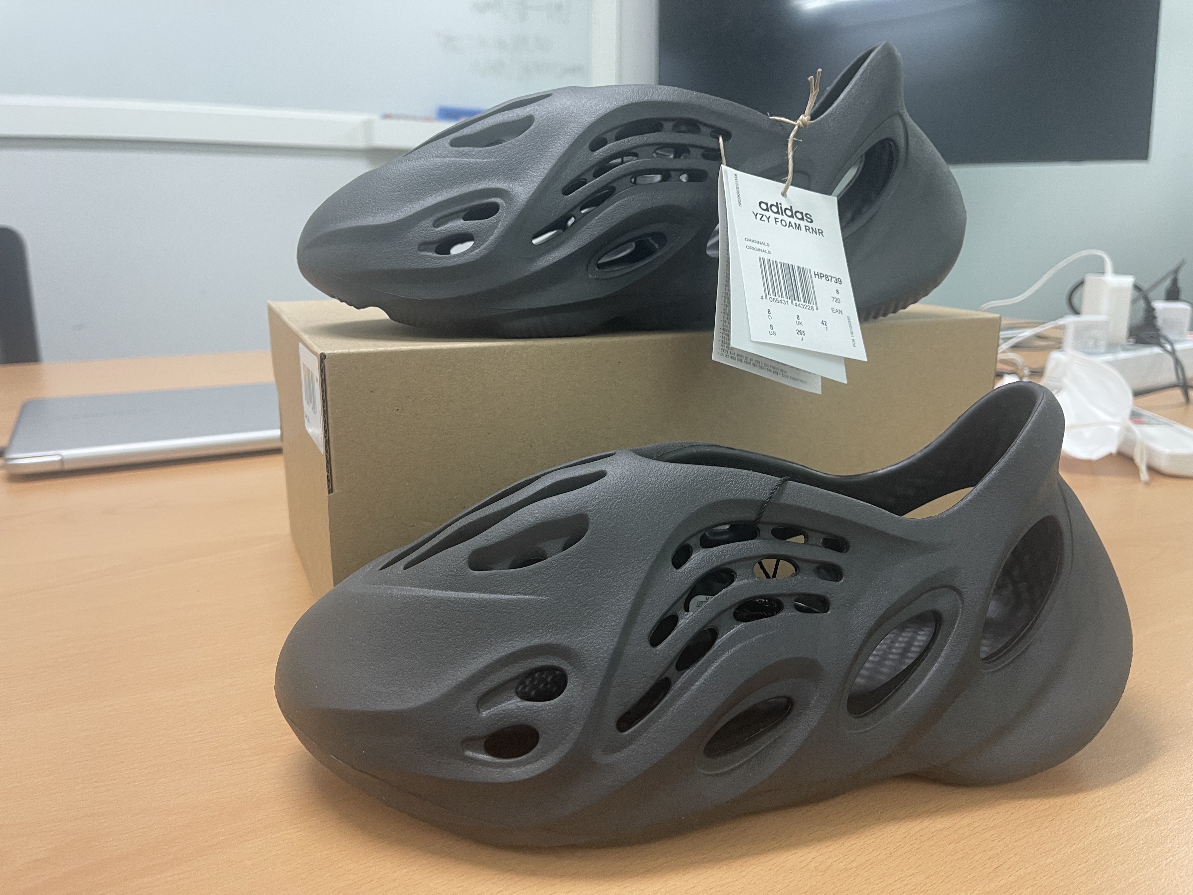 Adidas Yeezy Foam RNNR Onyx 착용 스타일