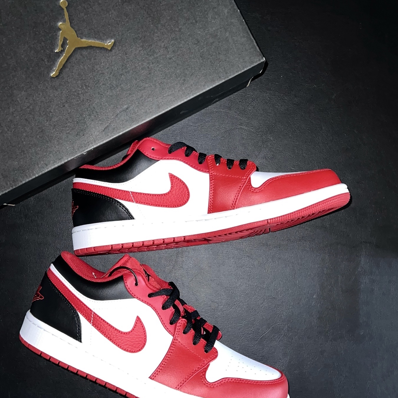 Jordan 1 Low White Gym Red Black 착용 스타일 - 2