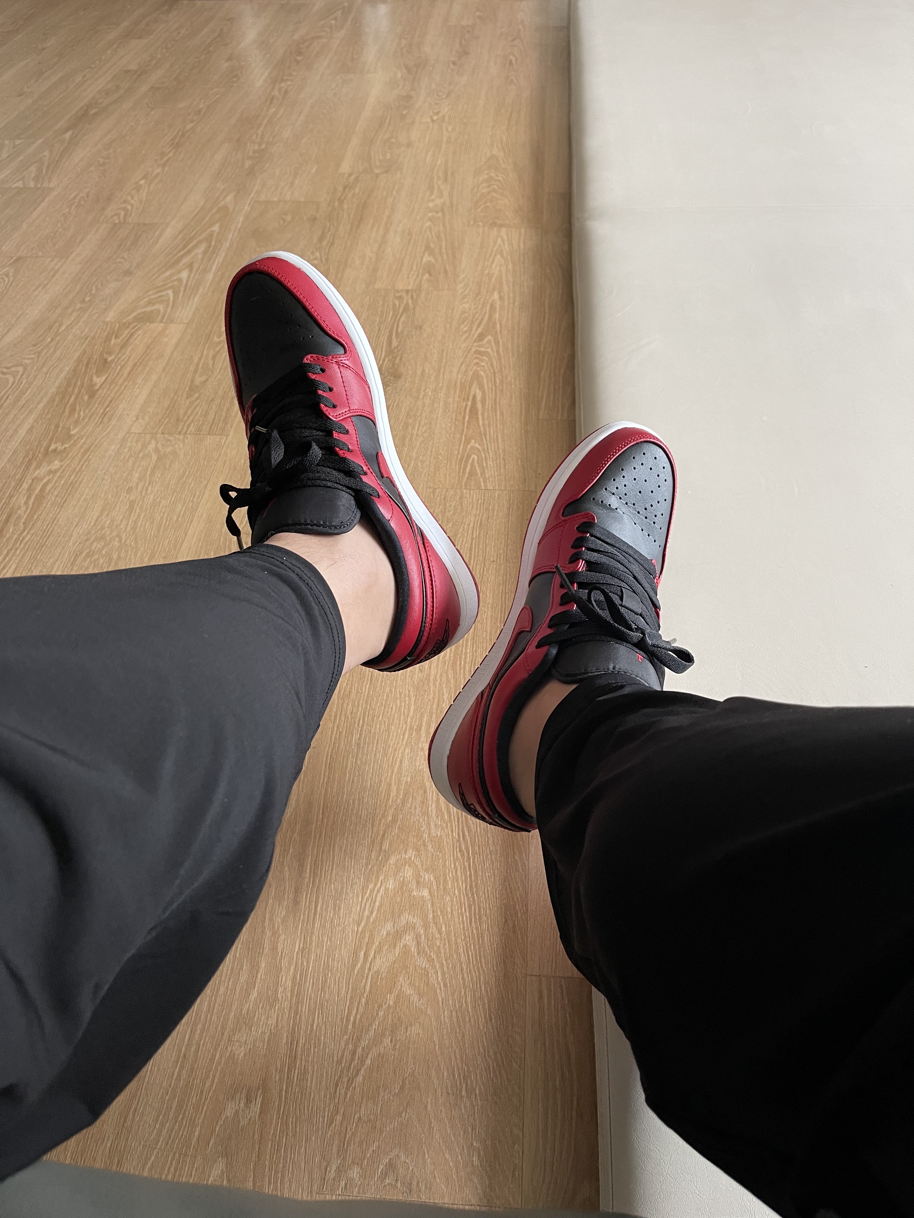 Jordan 1 Low Varsity Red 착용 스타일 - 2
