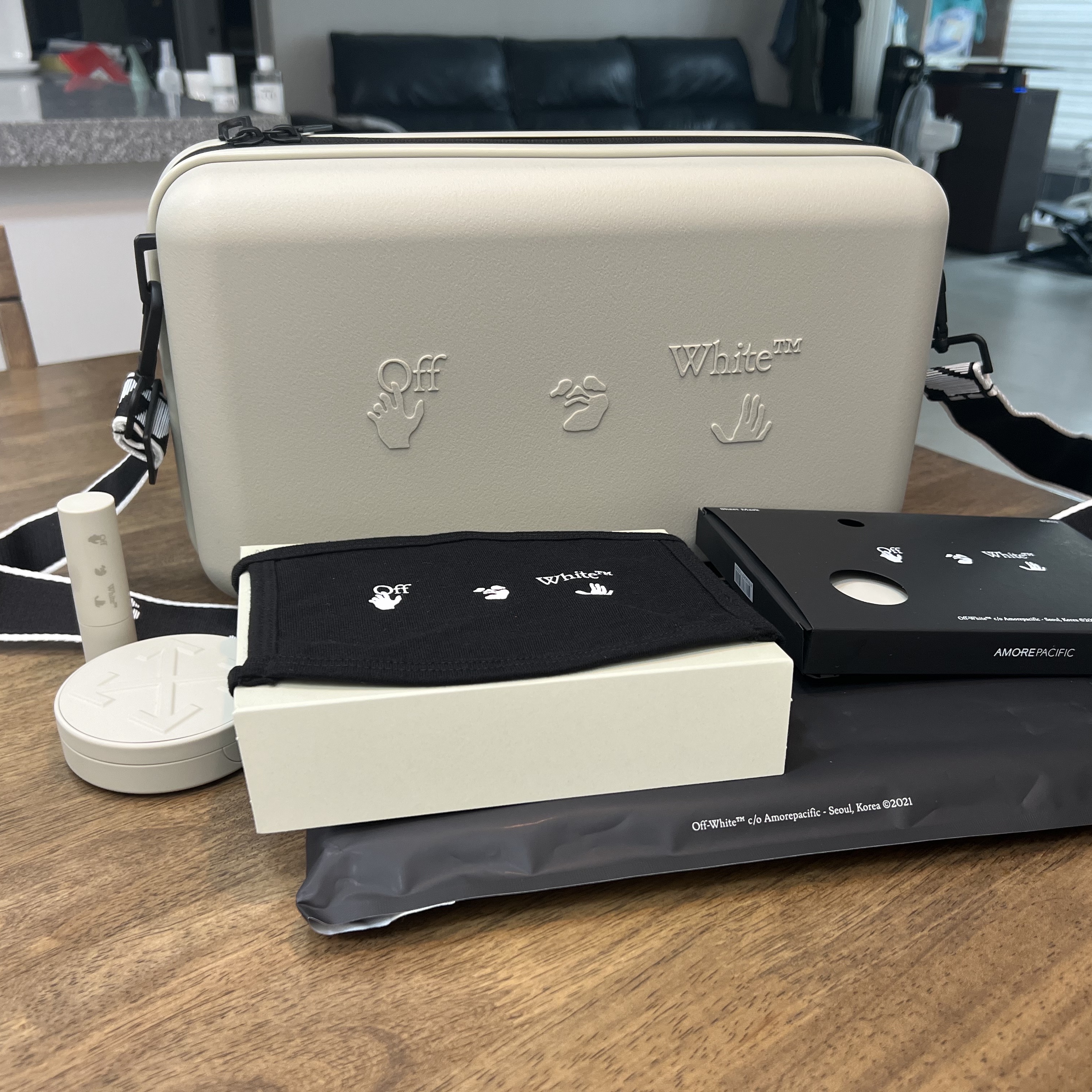 Off-White x Amore Pacific Protection Box (Without Cosmetics) 착용 스타일