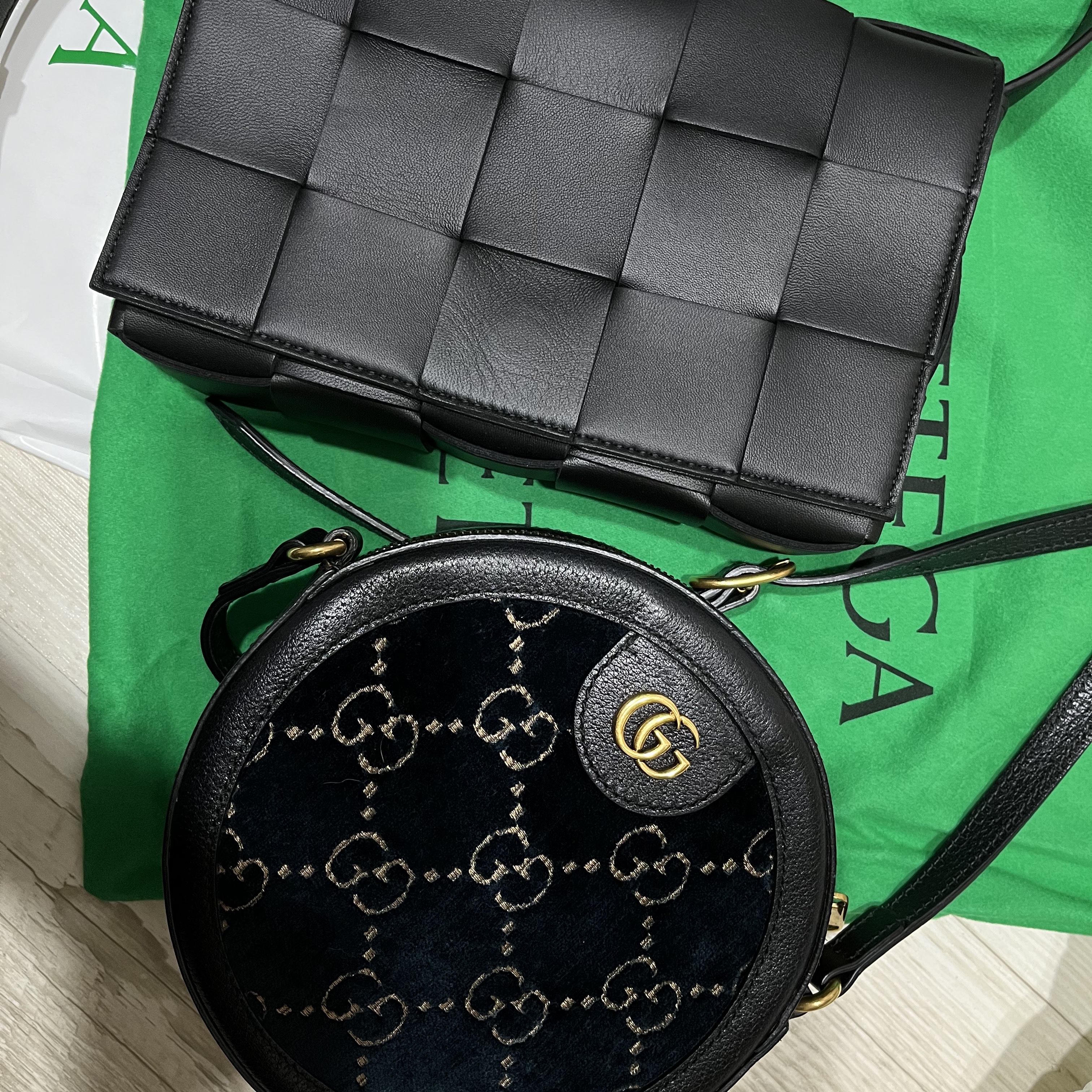 Bottega Veneta Lambskin Leather Cassette Black 착용 스타일 - 3