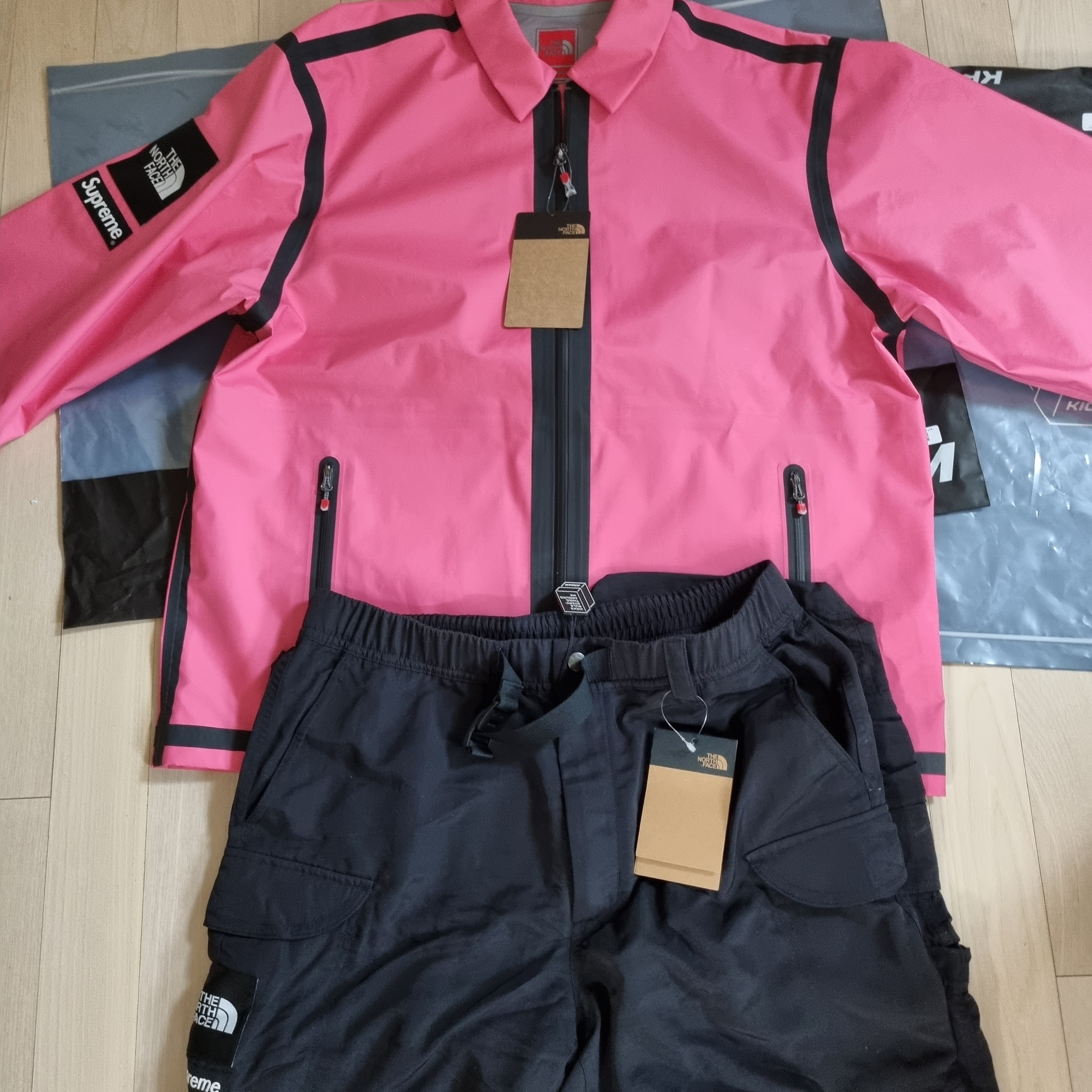 Supreme x The North Face Trekking Zip-Off Belted Pants Black - 22SS, Supreme x The North Face Summit Series Outer Tape Seam Coaches Jacket Pink - 21SS 착용 스타일