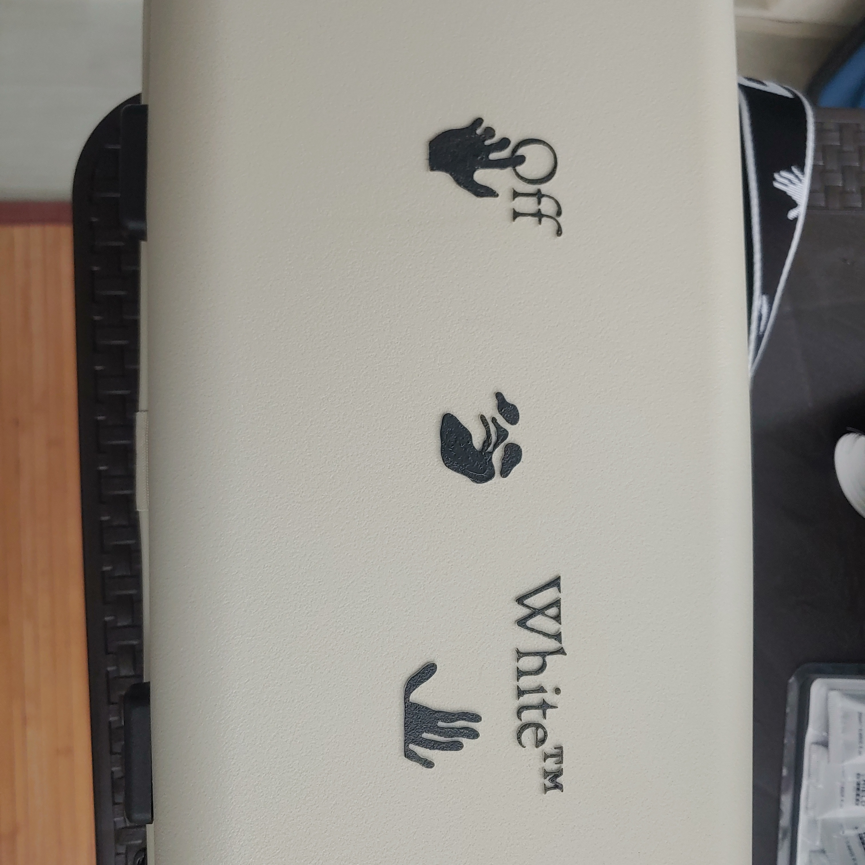 Off-White x Amore Pacific Protection Box (Without Cosmetics) 착용 스타일 - 2