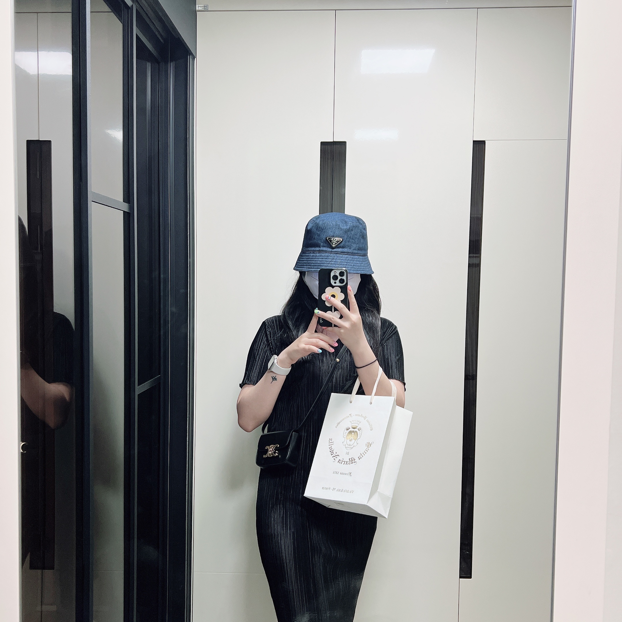 Prada Denim Bucket Hat Navy, Celine Mini Claude in Shiny Calfskin Black 착용 스타일