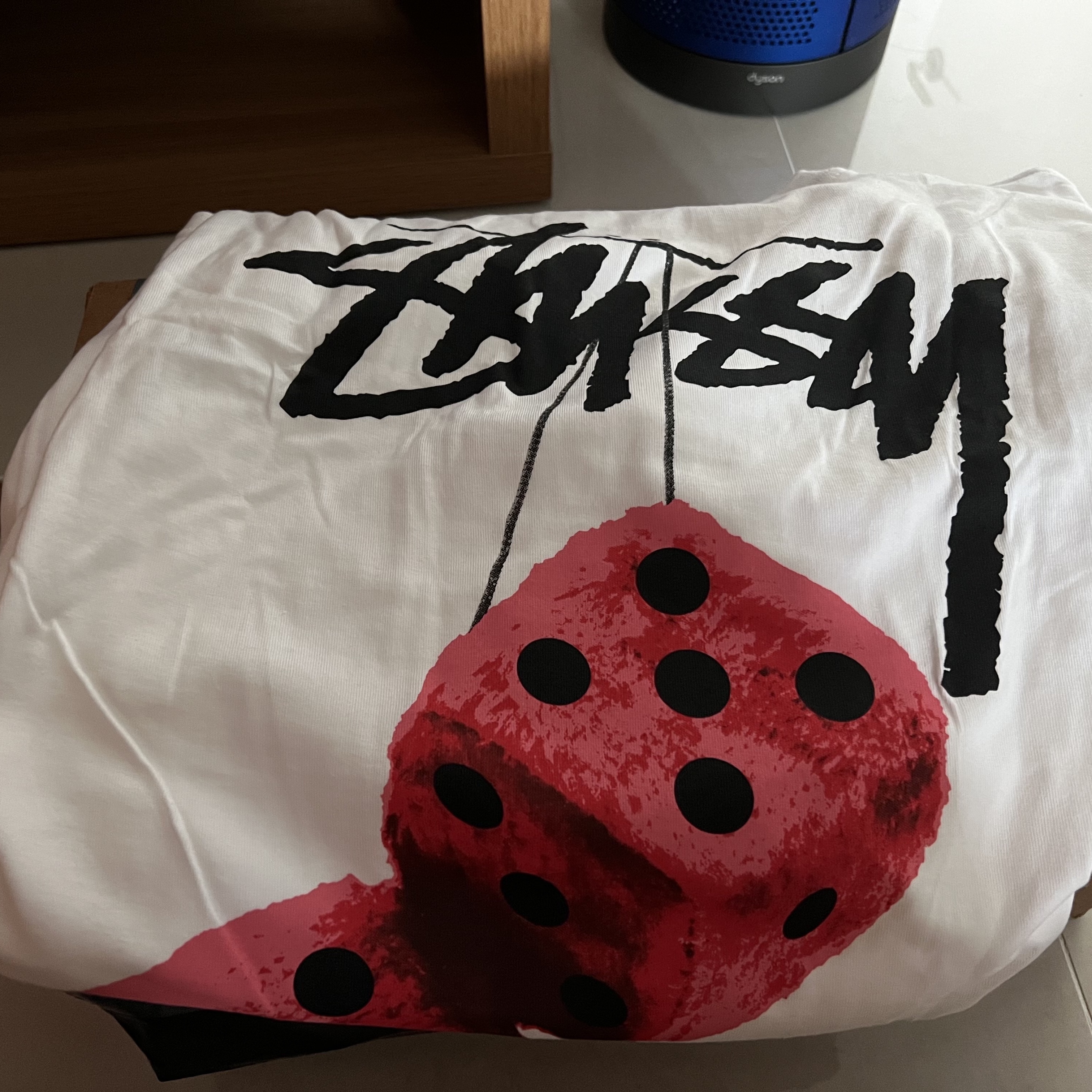 Stussy Fuzzy Dice T-Shirt White 착용 스타일 - 3