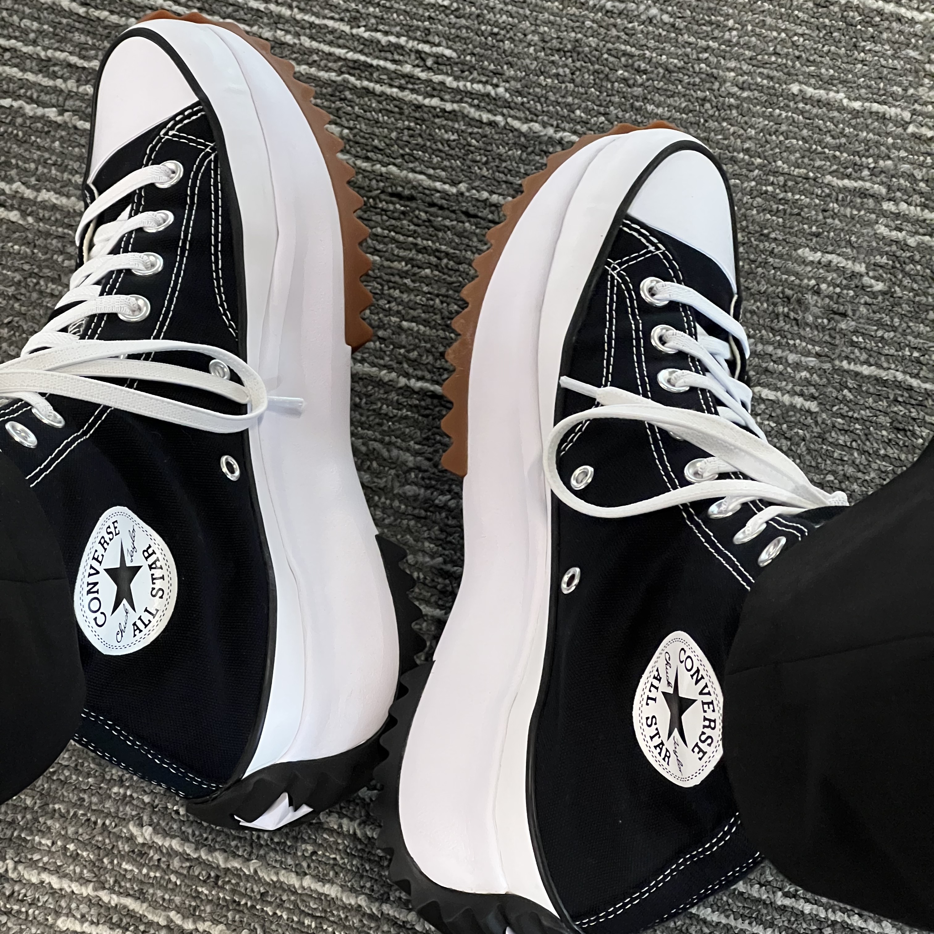 Converse Run Star Hike Hi Black White Gum 착용 스타일
