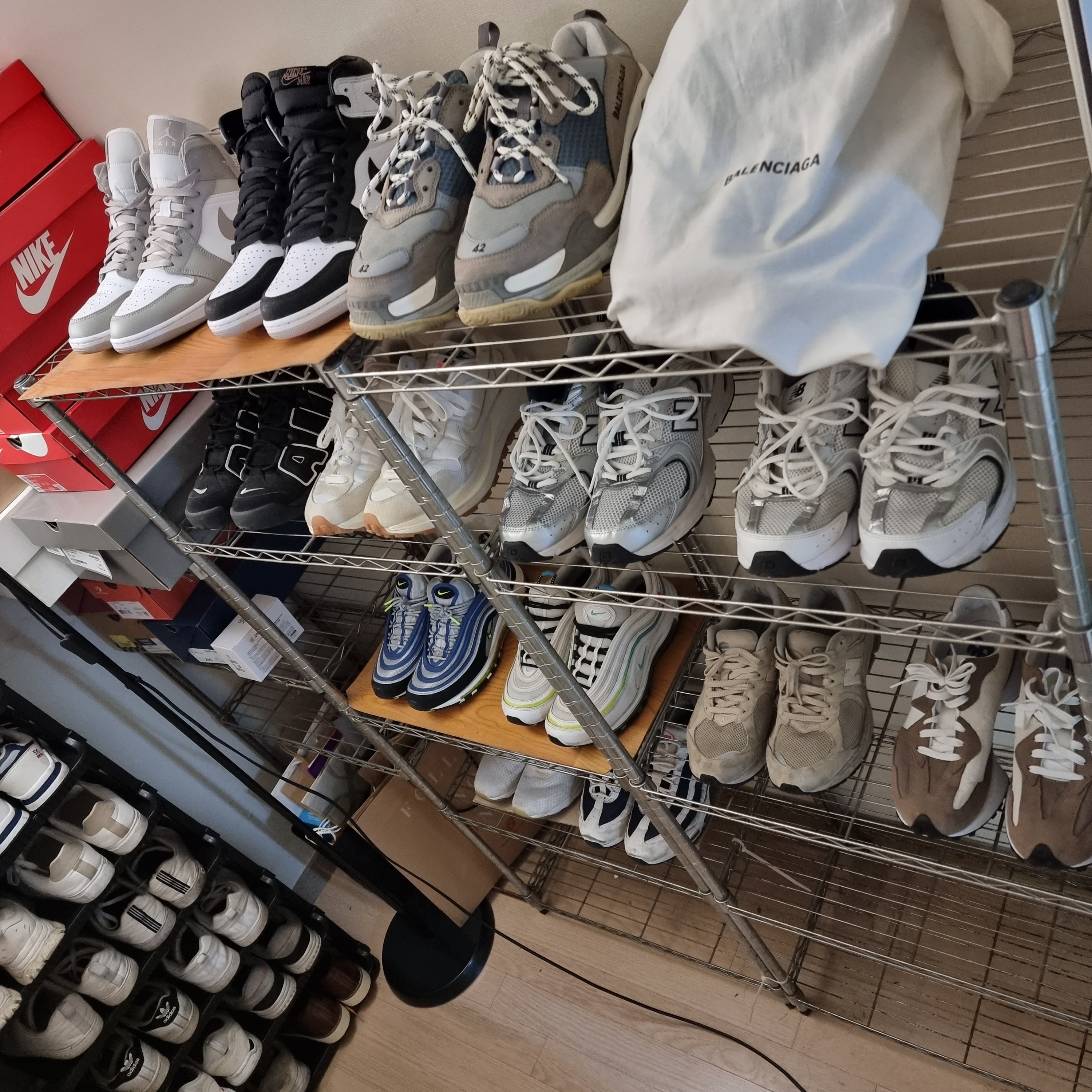 Balenciaga Triple S Grey 2018, Jordan 1 Mid College Grey 착용 스타일 - 2