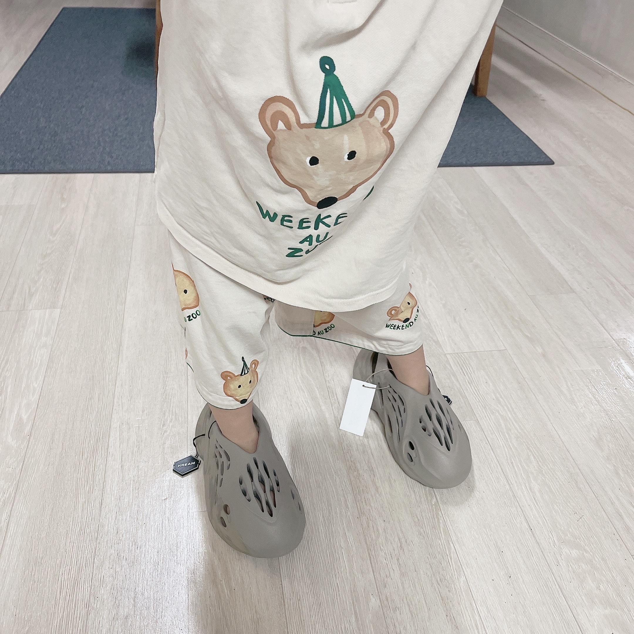 Adidas Yeezy Foam RNNR Stone Sage 착용 스타일