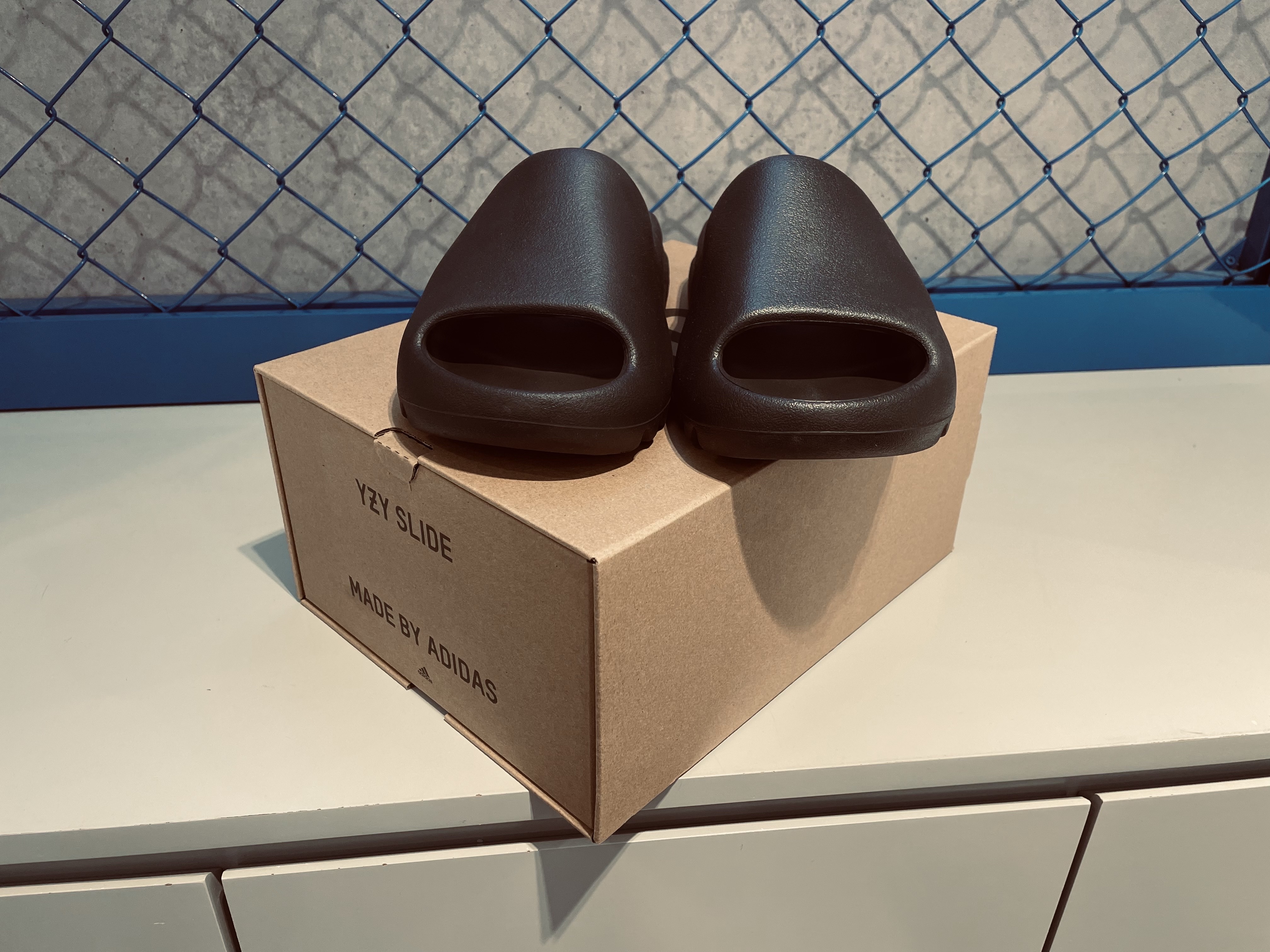 Adidas Yeezy Slide Onyx 착용 스타일