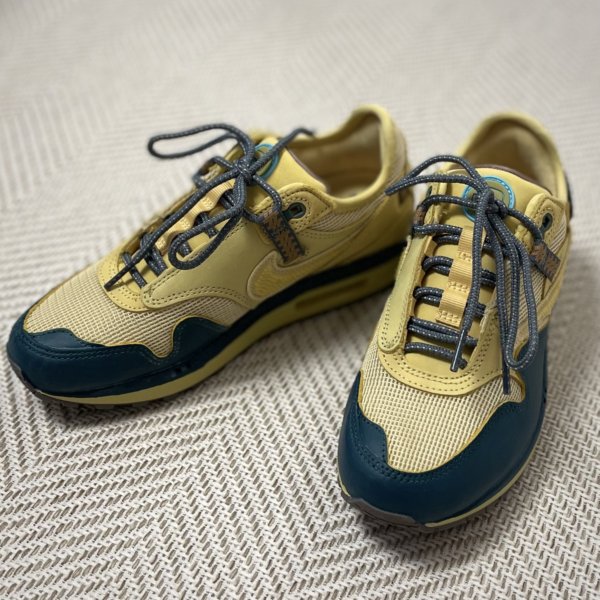 Nike x Travis Scott Air Max 1 Cact.us Gold 착용 스타일 - 2